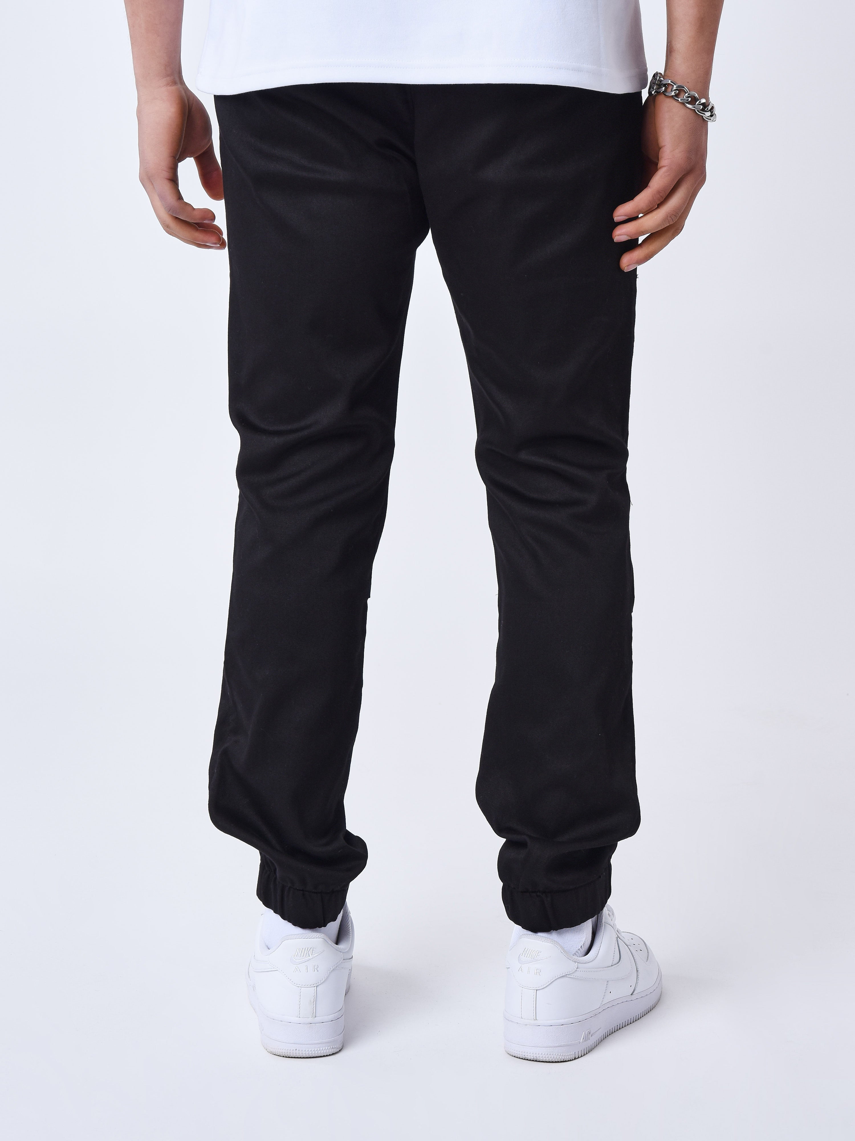 bas-de-jogging-parachute-basique-noir-modelshot
