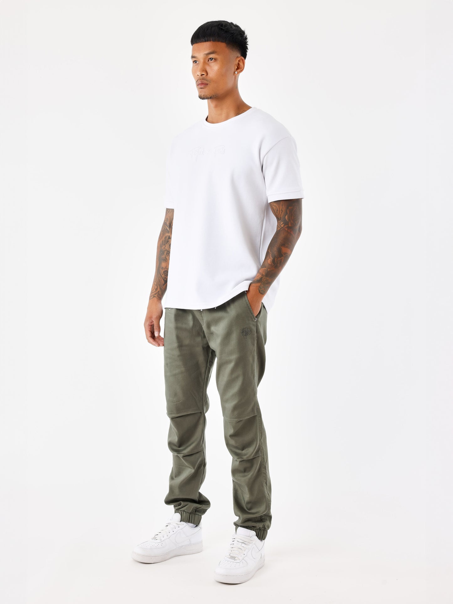 bas-de-jogging-parachute-basique-kaki-modelshot