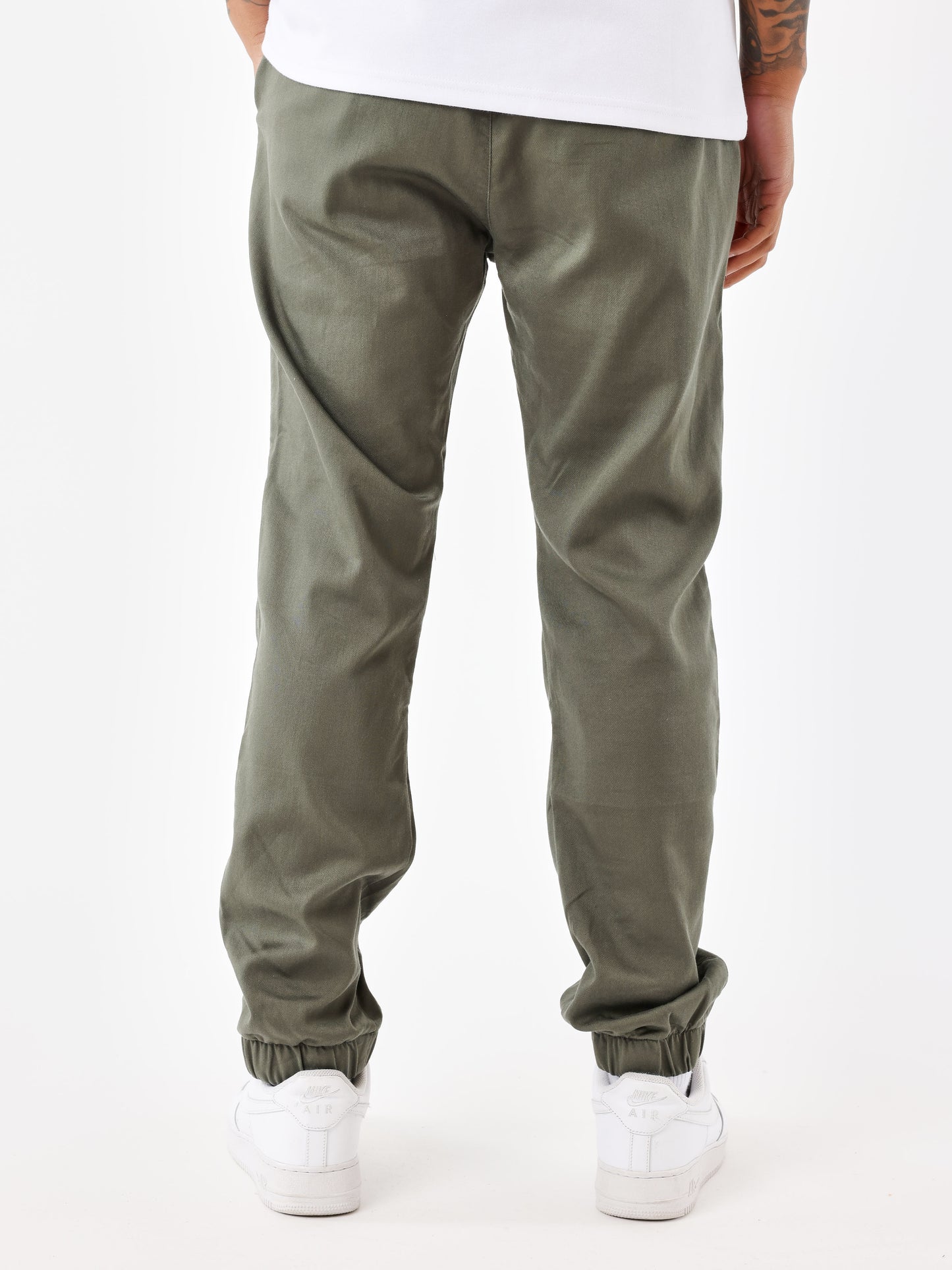 bas-de-jogging-parachute-basique-kaki-modelshot