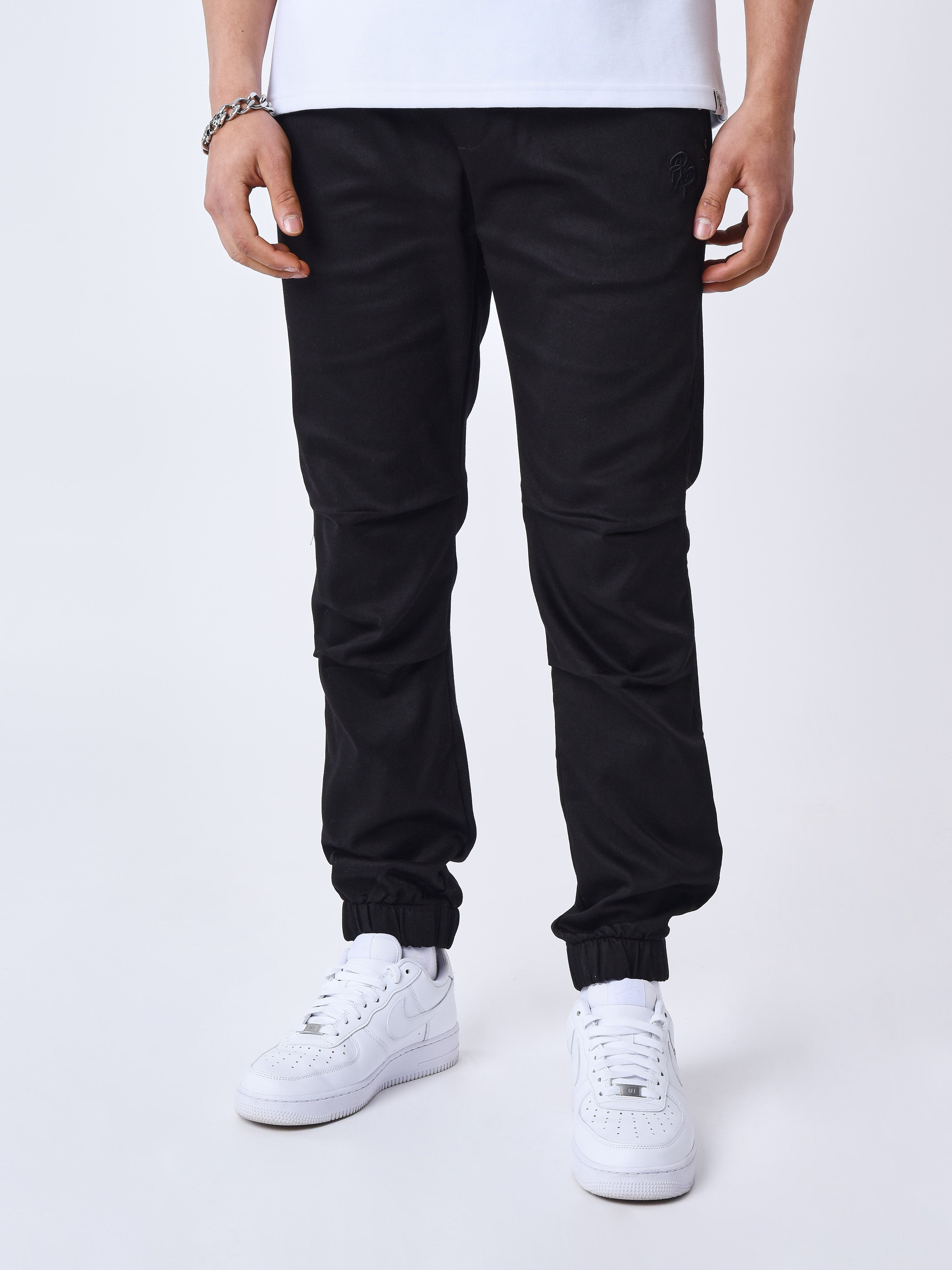 bas-de-jogging-parachute-basique-noir-modelshot