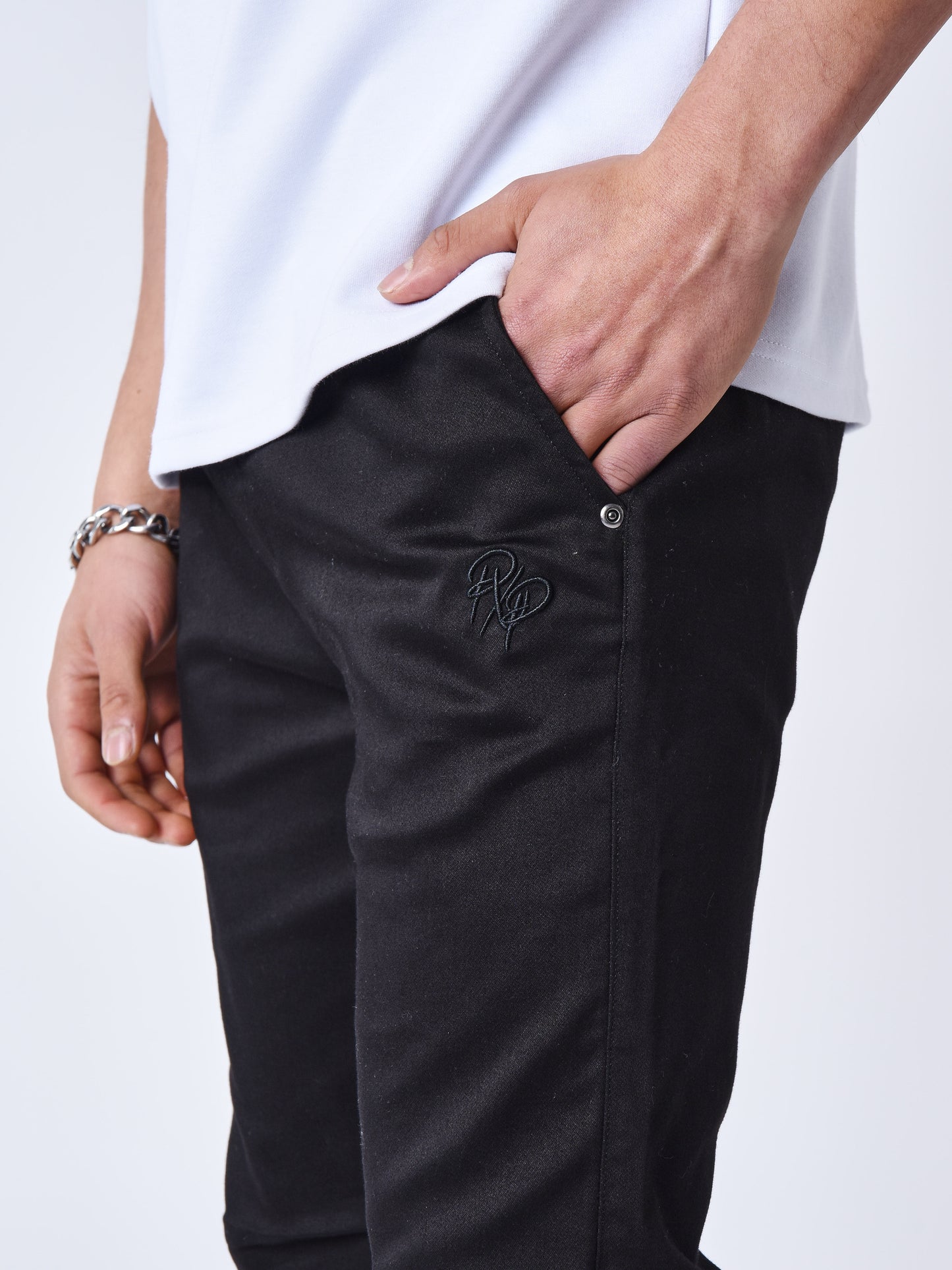 bas-de-jogging-parachute-basique-noir-detailshot