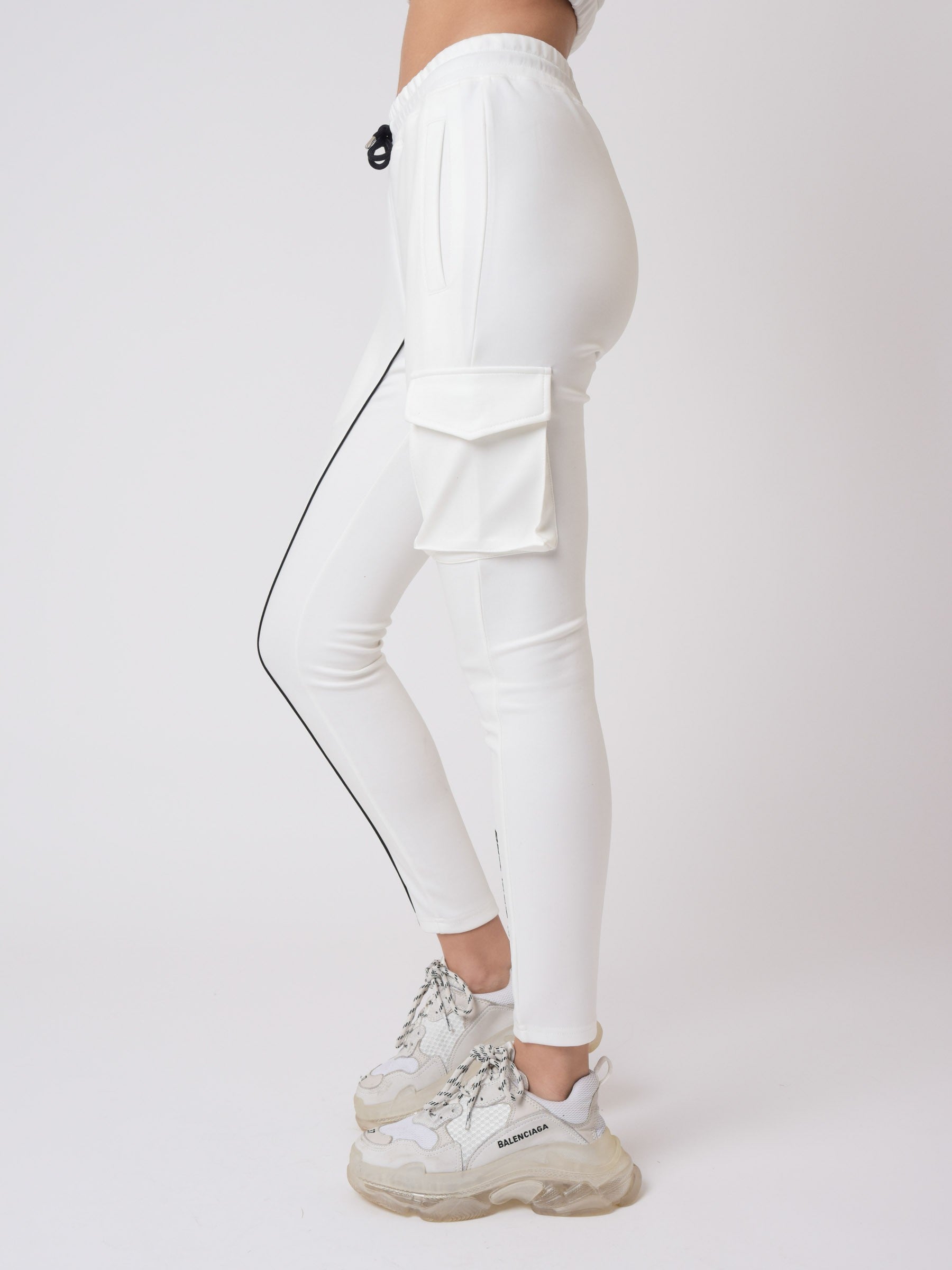 bas-de-jogging-piping-et-broderie-contrastes-blanc-modelshot