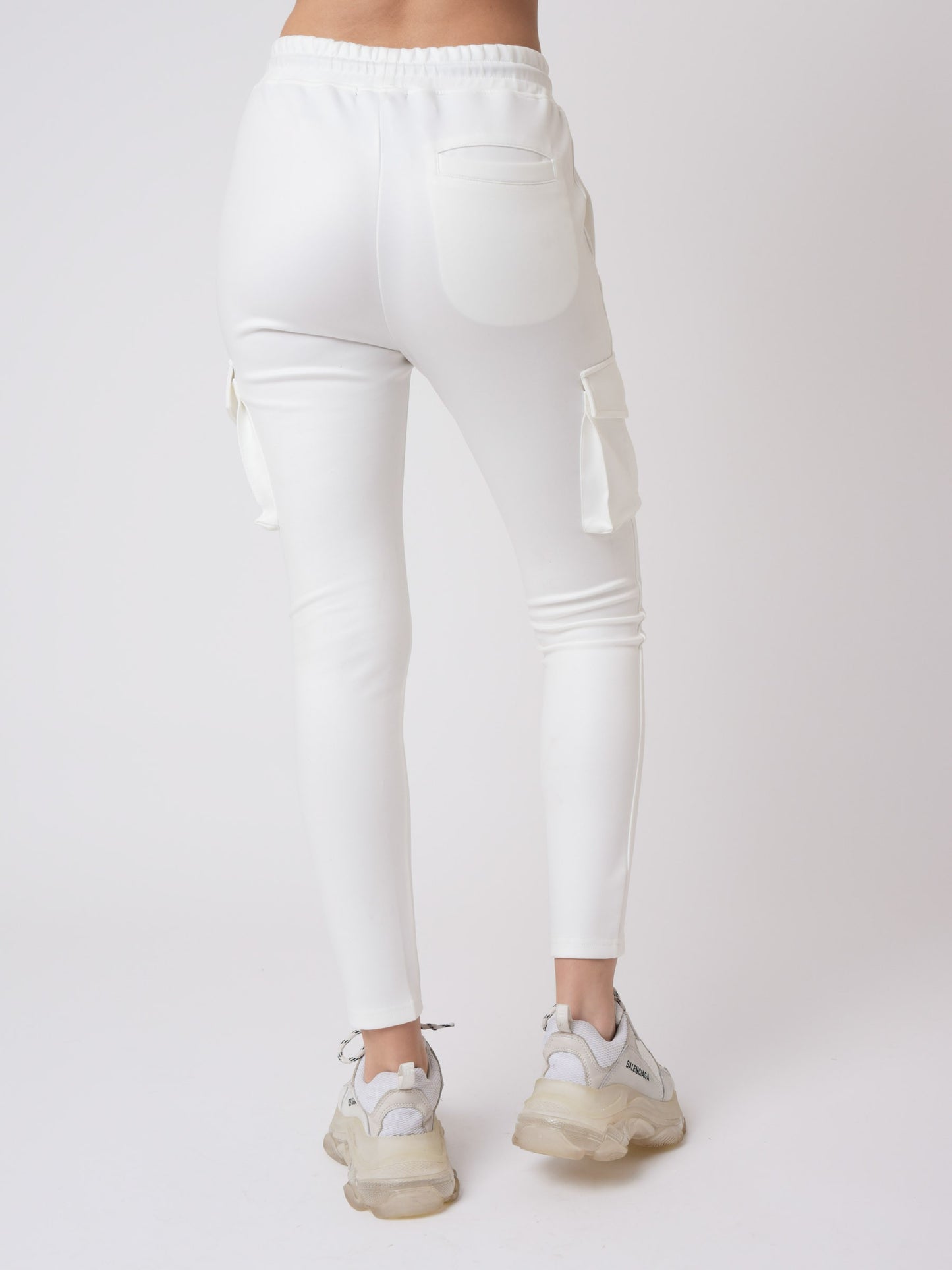 bas-de-jogging-piping-et-broderie-contrastes-blanc-modelshot