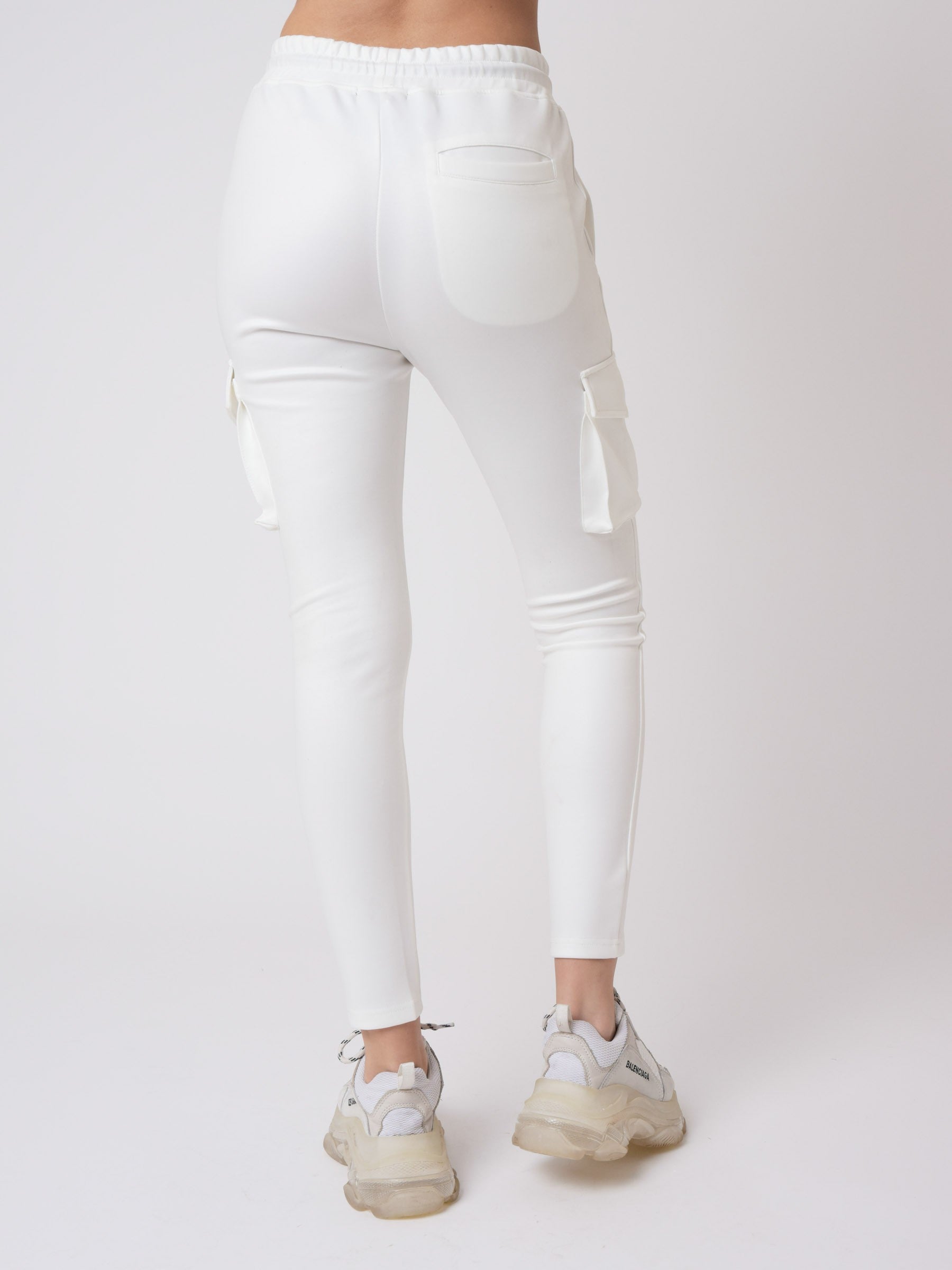 bas-de-jogging-piping-et-broderie-contrastes-blanc-modelshot