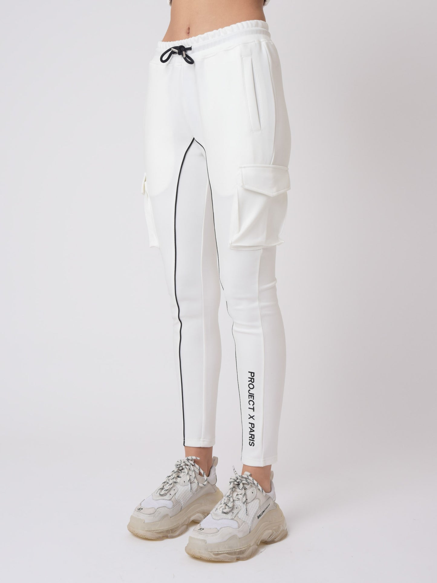 bas-de-jogging-piping-et-broderie-contrastes-blanc-modelshot