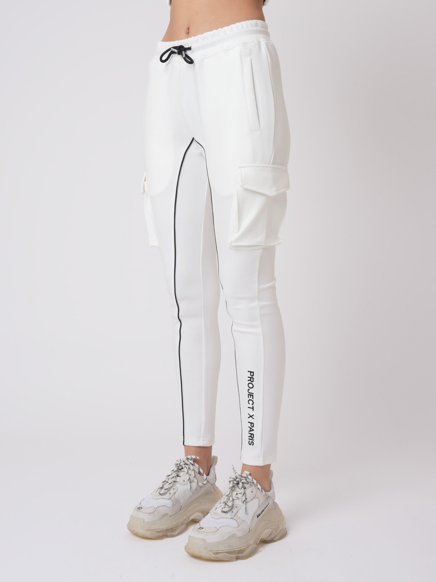 Jogginghose mit kontrastierendem Kunstleder-Piping und Stickerei-4