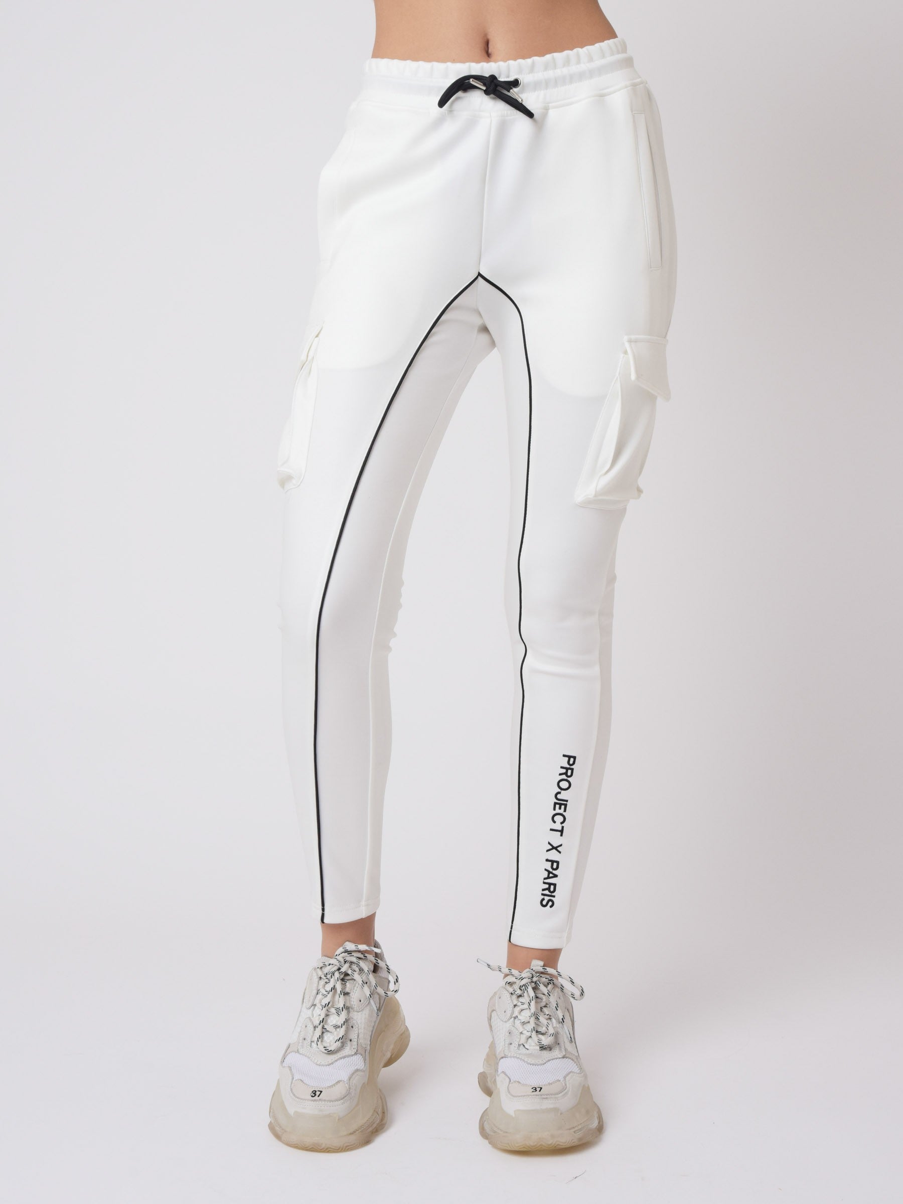 bas-de-jogging-piping-et-broderie-contrastes-blanc-modelshot