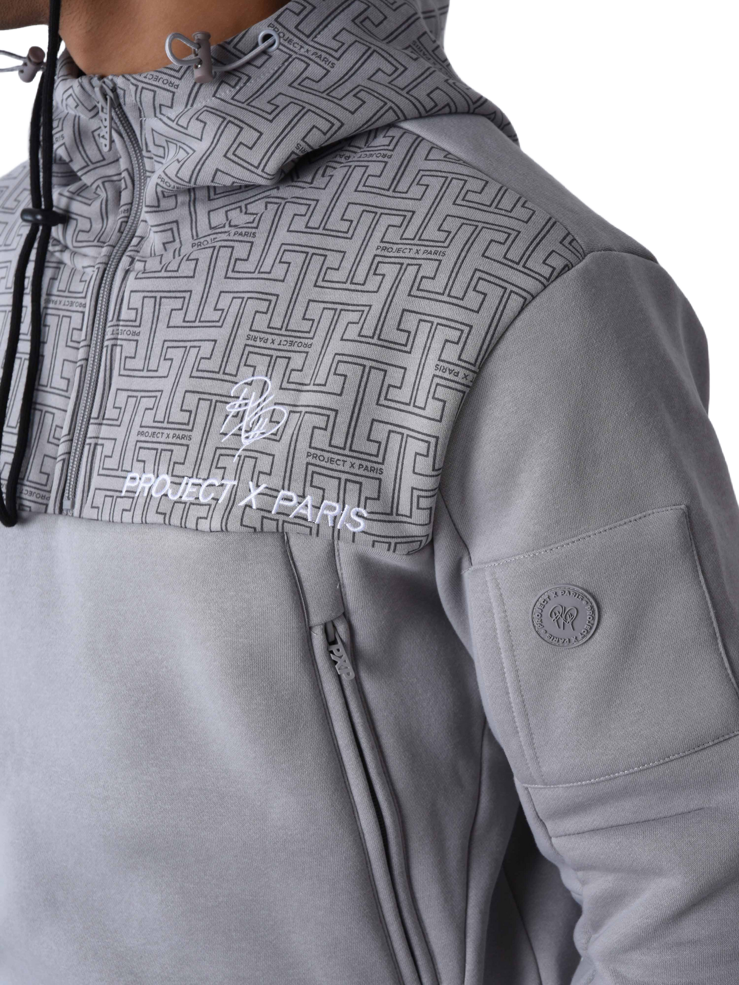sweat-a-capuche-imprime-monogramme-gris-clair-detailshot