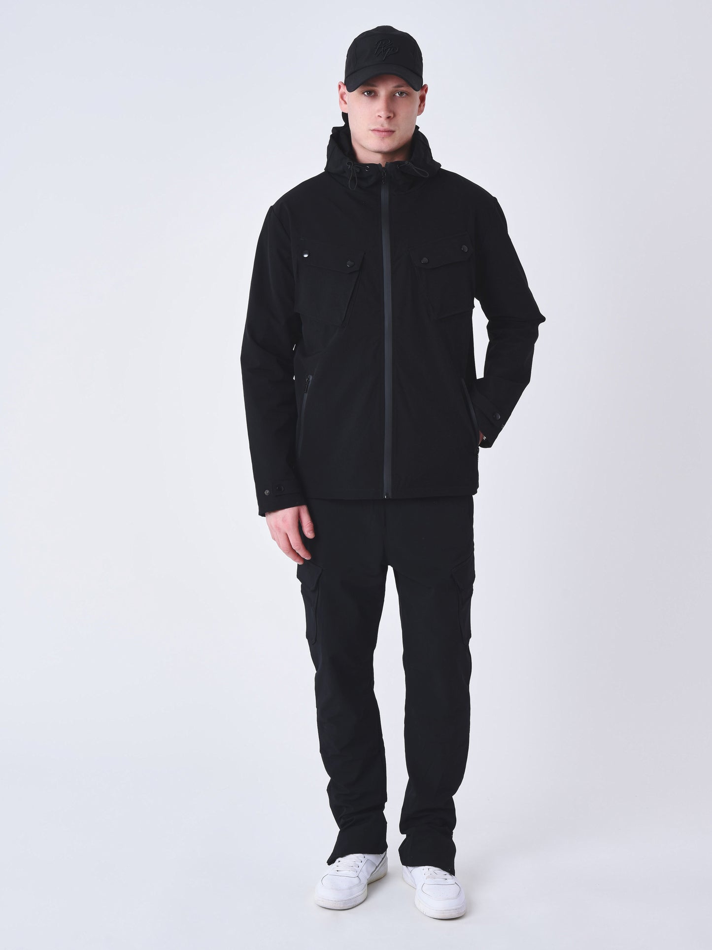 blouson-techwear-contraste-noir-modelshot