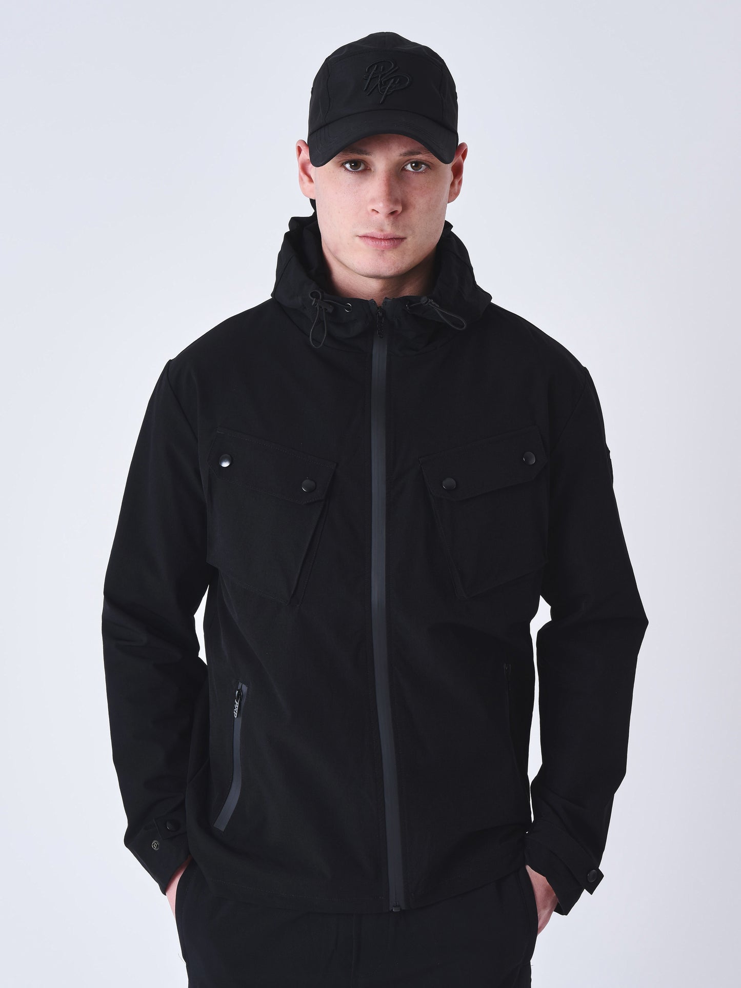 blouson-techwear-contraste-noir-modelshot