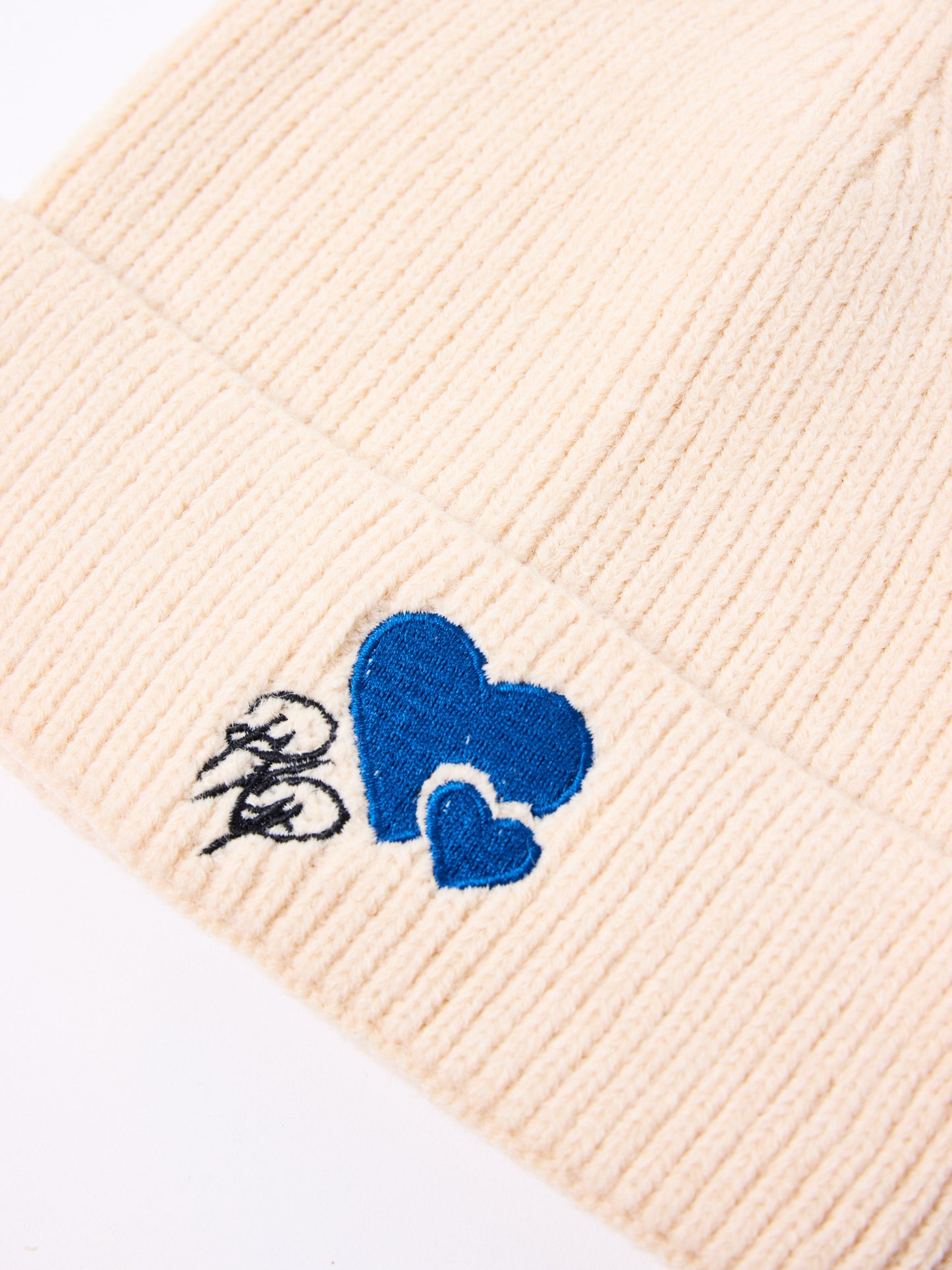 bonnet-cold-hearts-craie-detailshot
