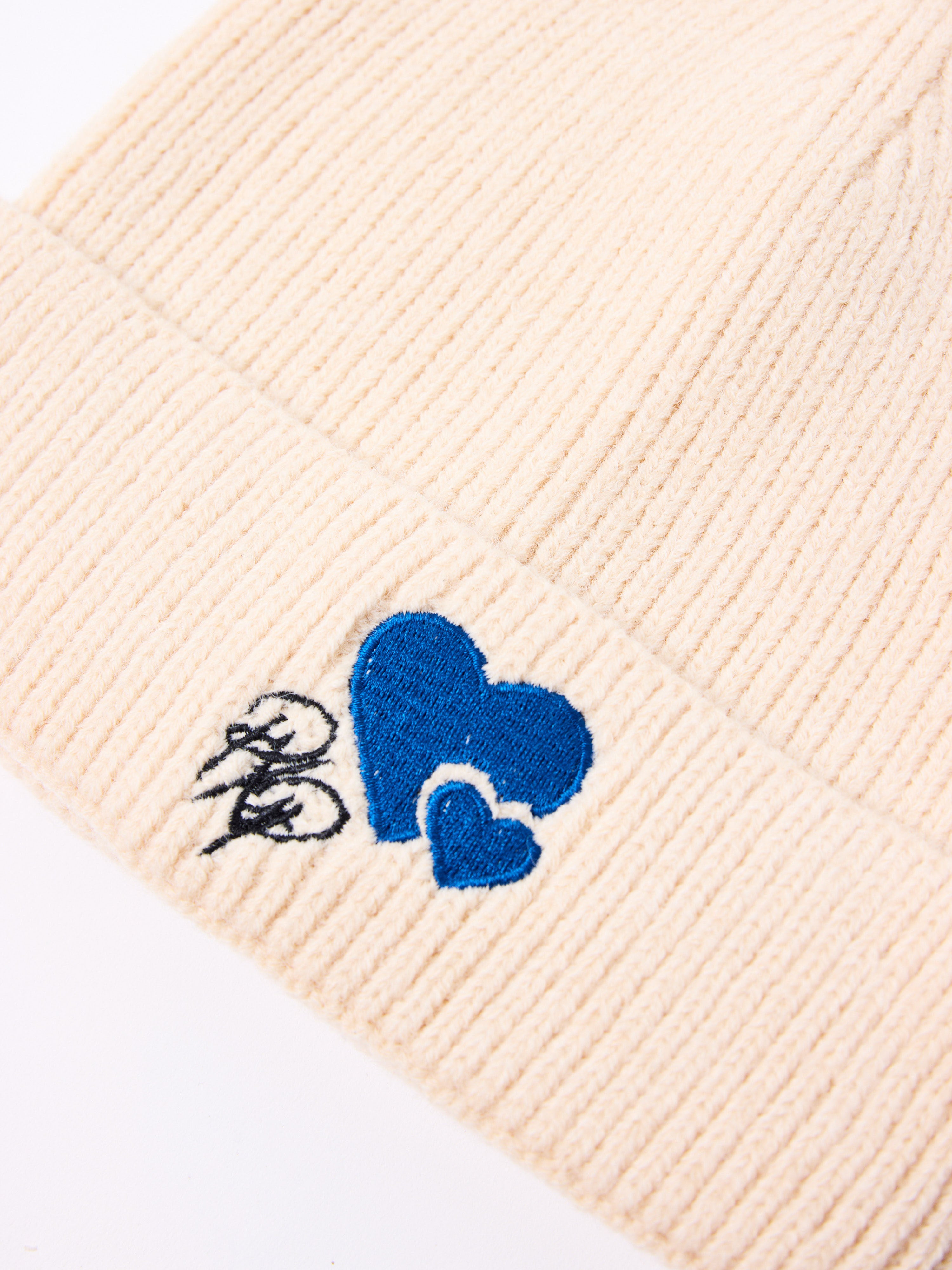 bonnet-cold-hearts-craie-detailshot