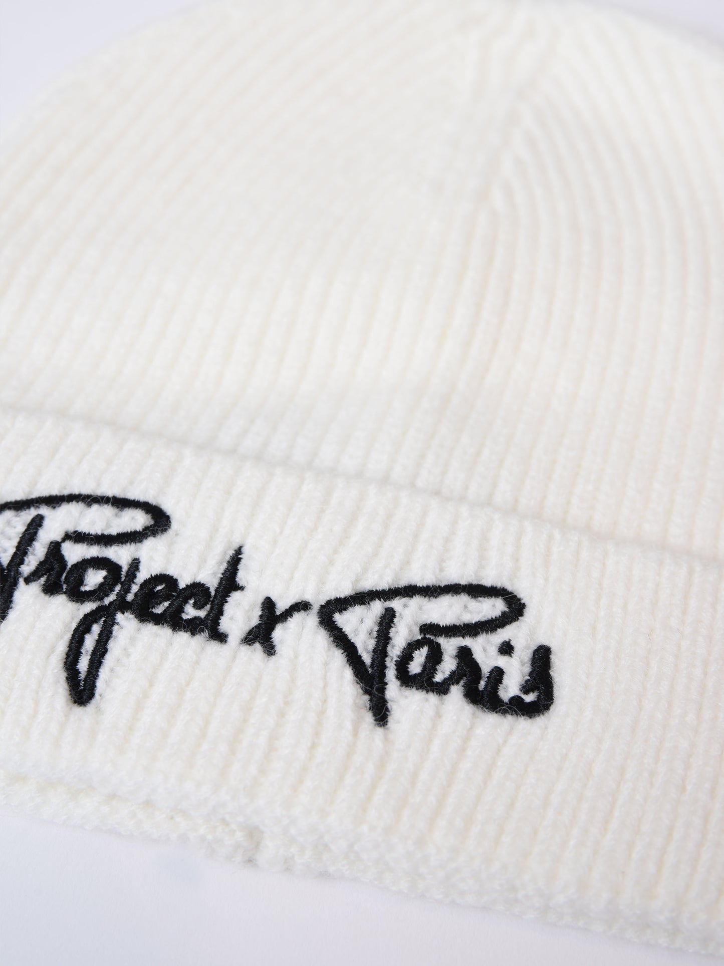 bonnet-essentials-blanc-casse-detailshot