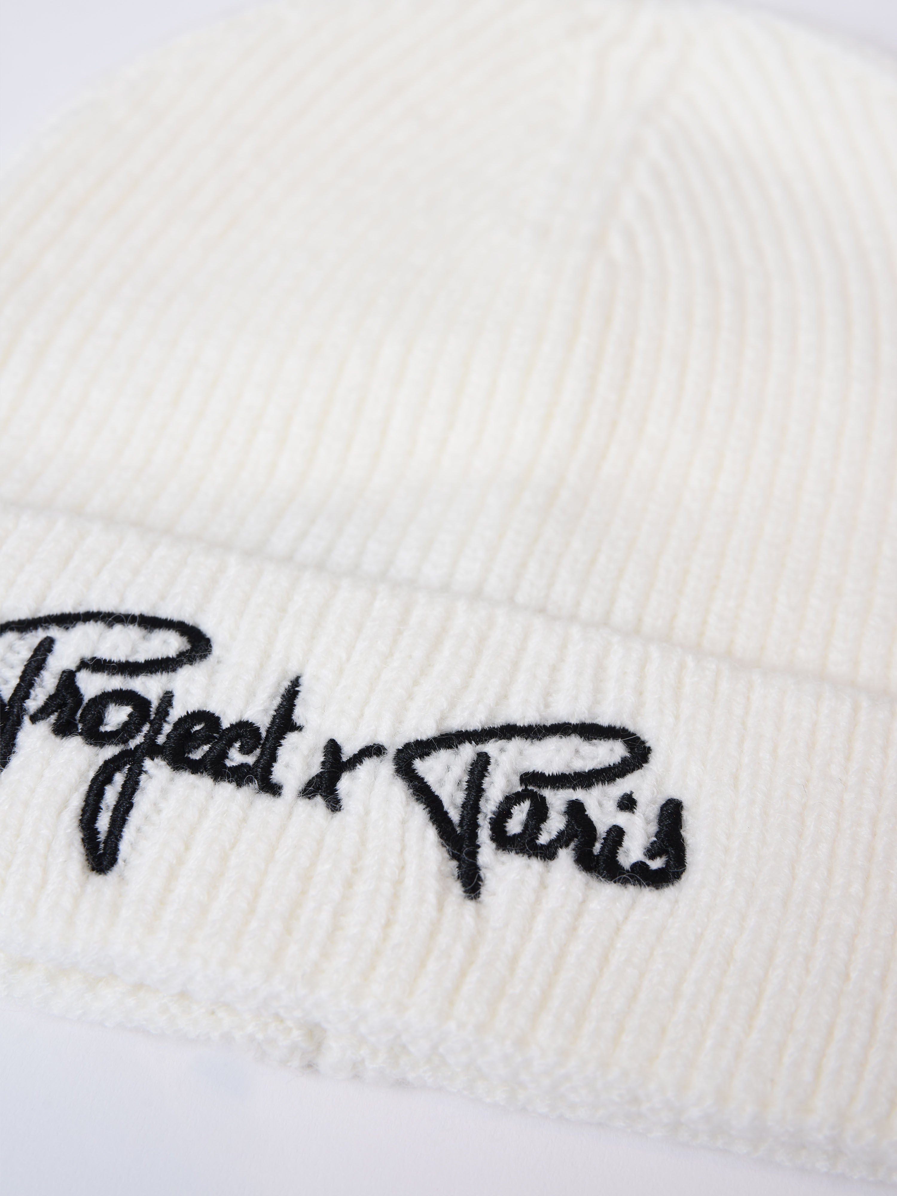 bonnet-essentials-blanc-casse-detailshot