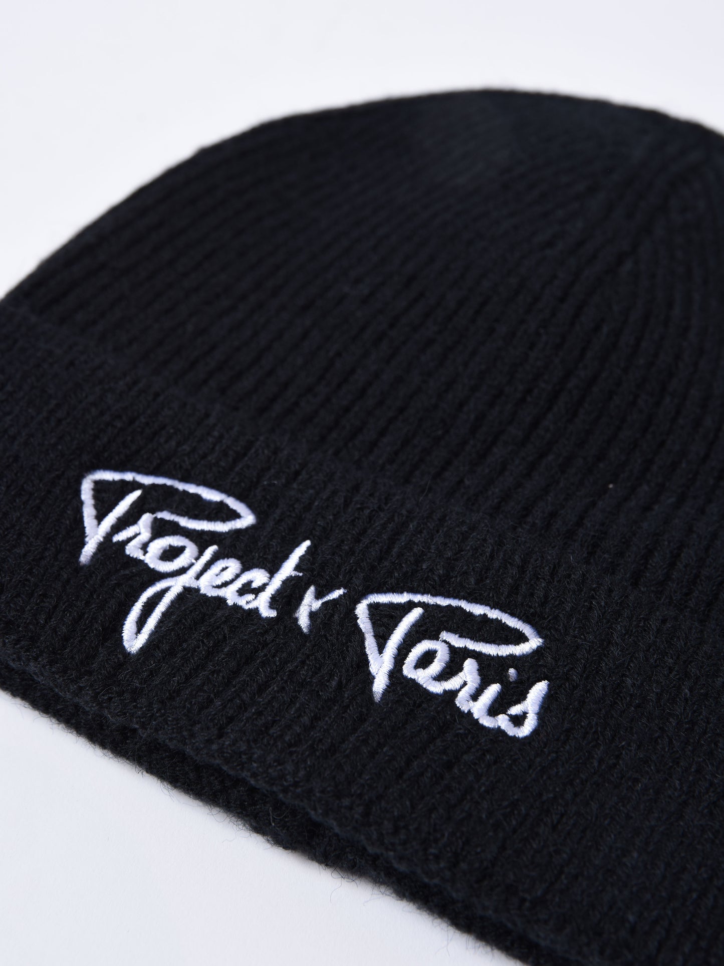bonnet-essentials-noir-detailshot