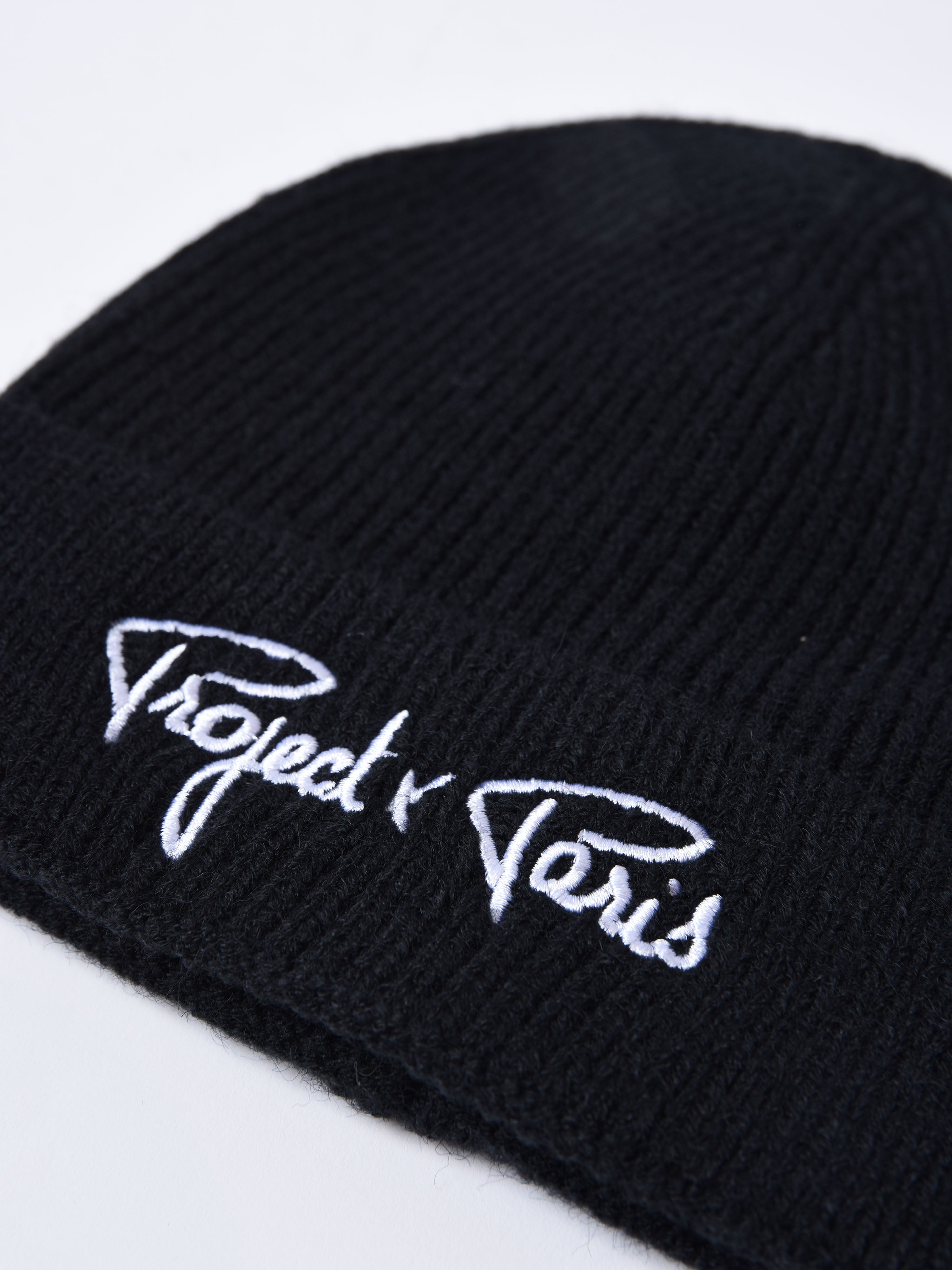 bonnet-essentials-noir-detailshot
