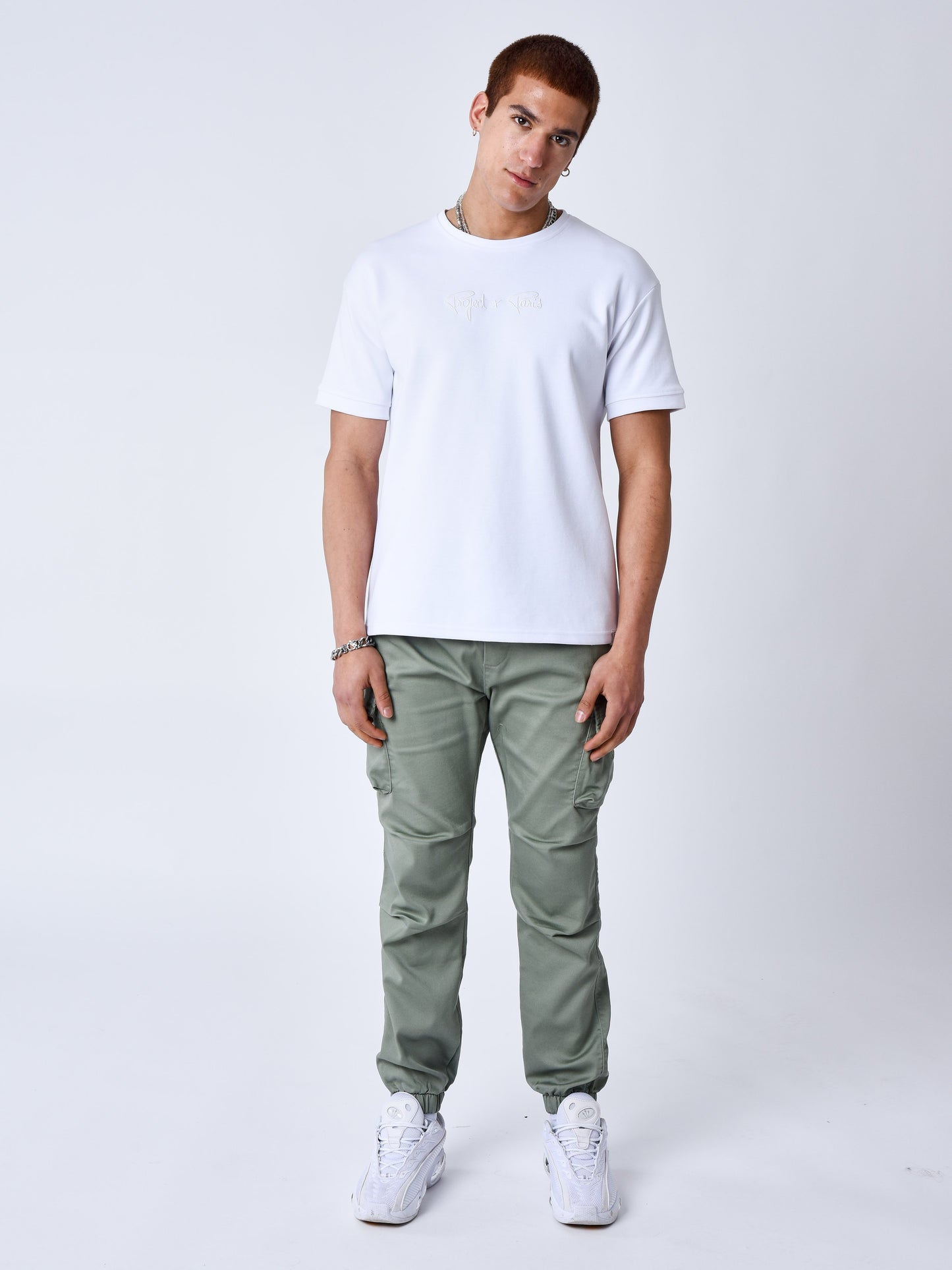 cargo-a-details-monogramme-olive-modelshot