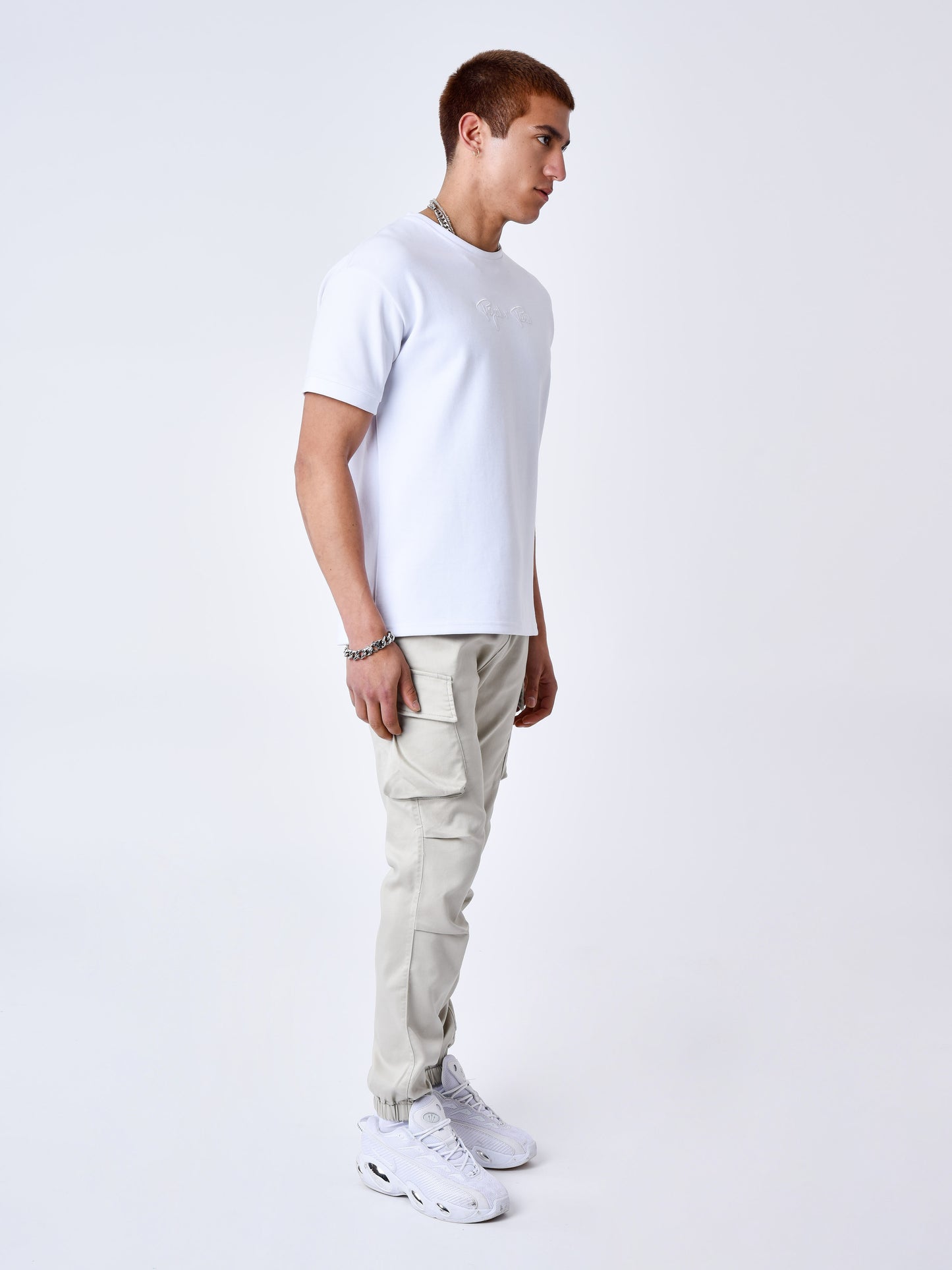 cargo-a-details-monogramme-gris-fume-modelshot