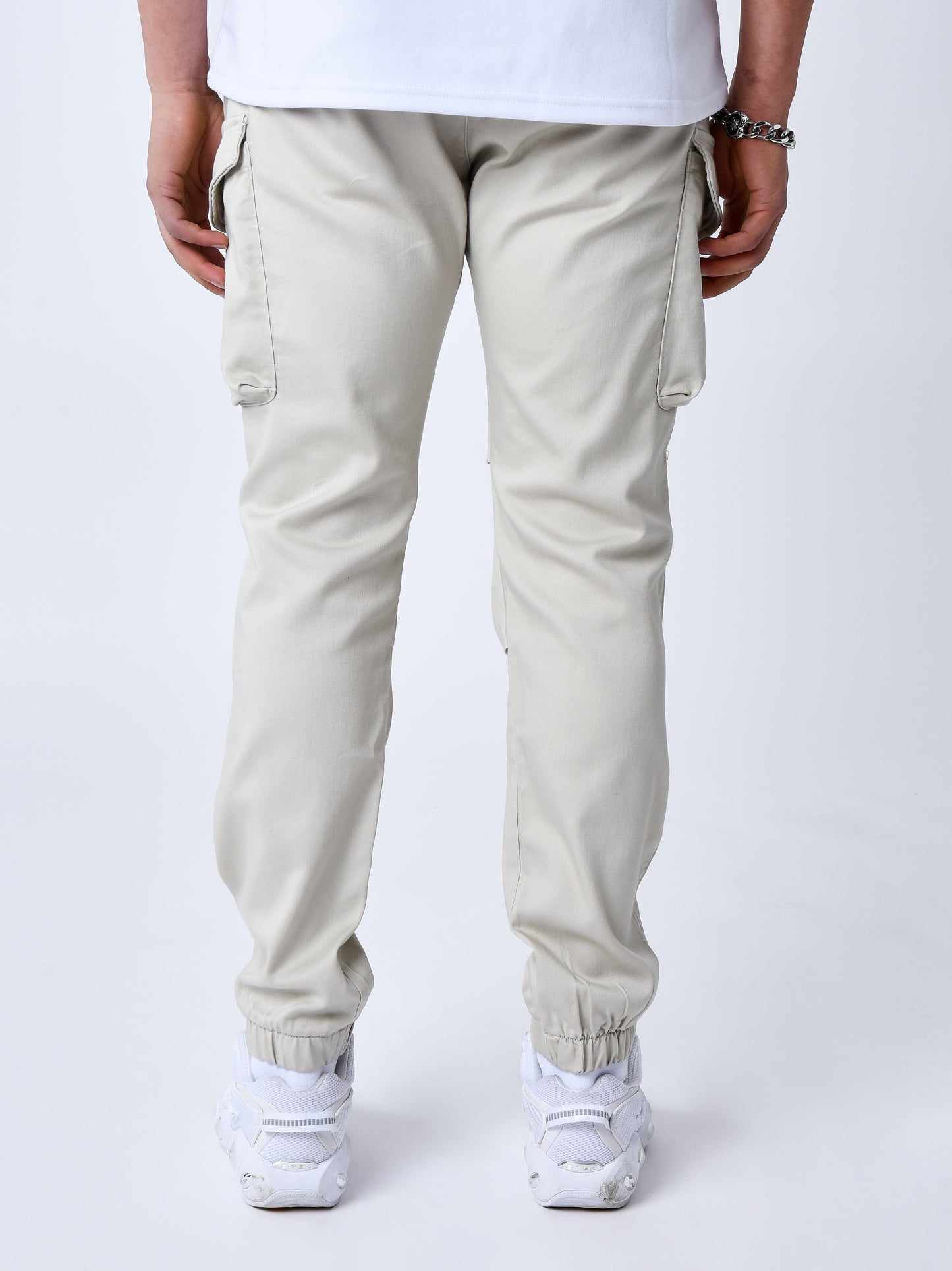 cargo-a-details-monogramme-gris-fume-modelshot