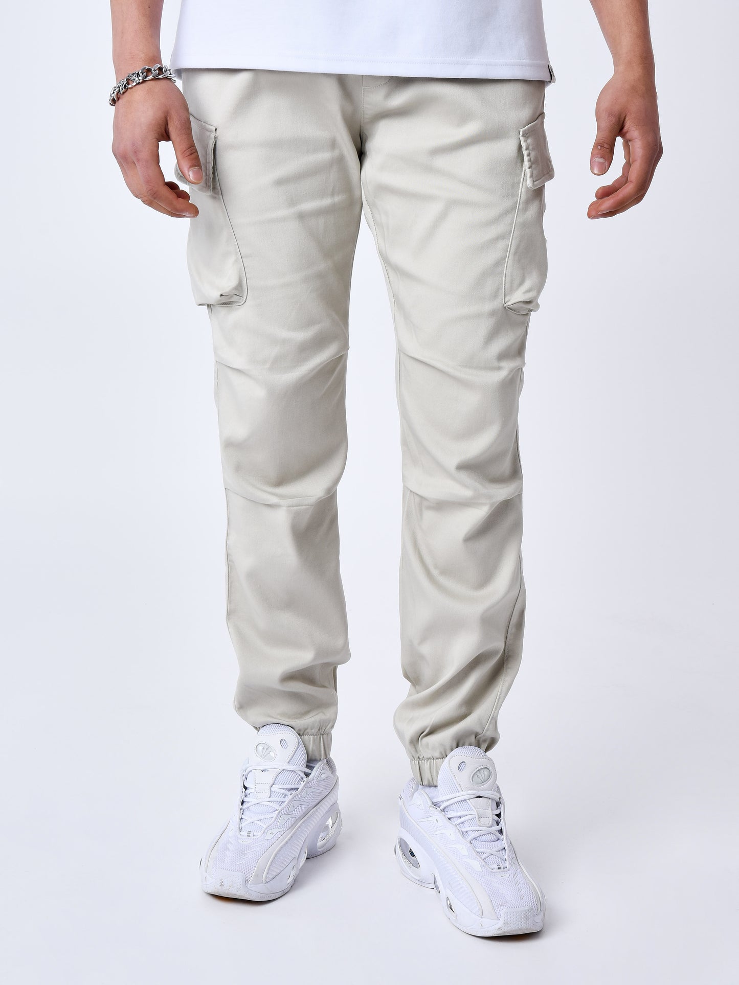 cargo-a-details-monogramme-gris-fume-modelshot