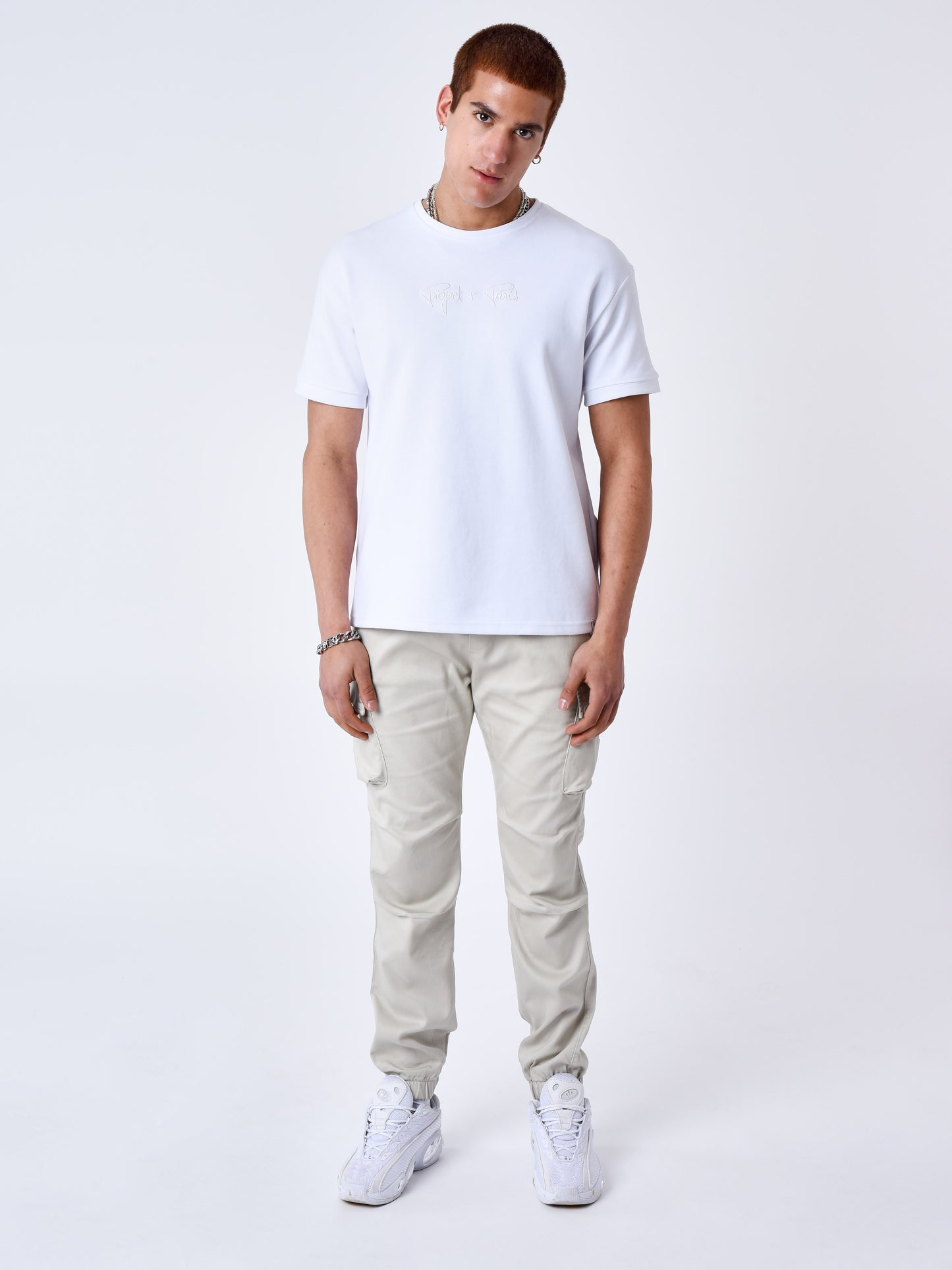 cargo-a-details-monogramme-gris-fume-modelshot