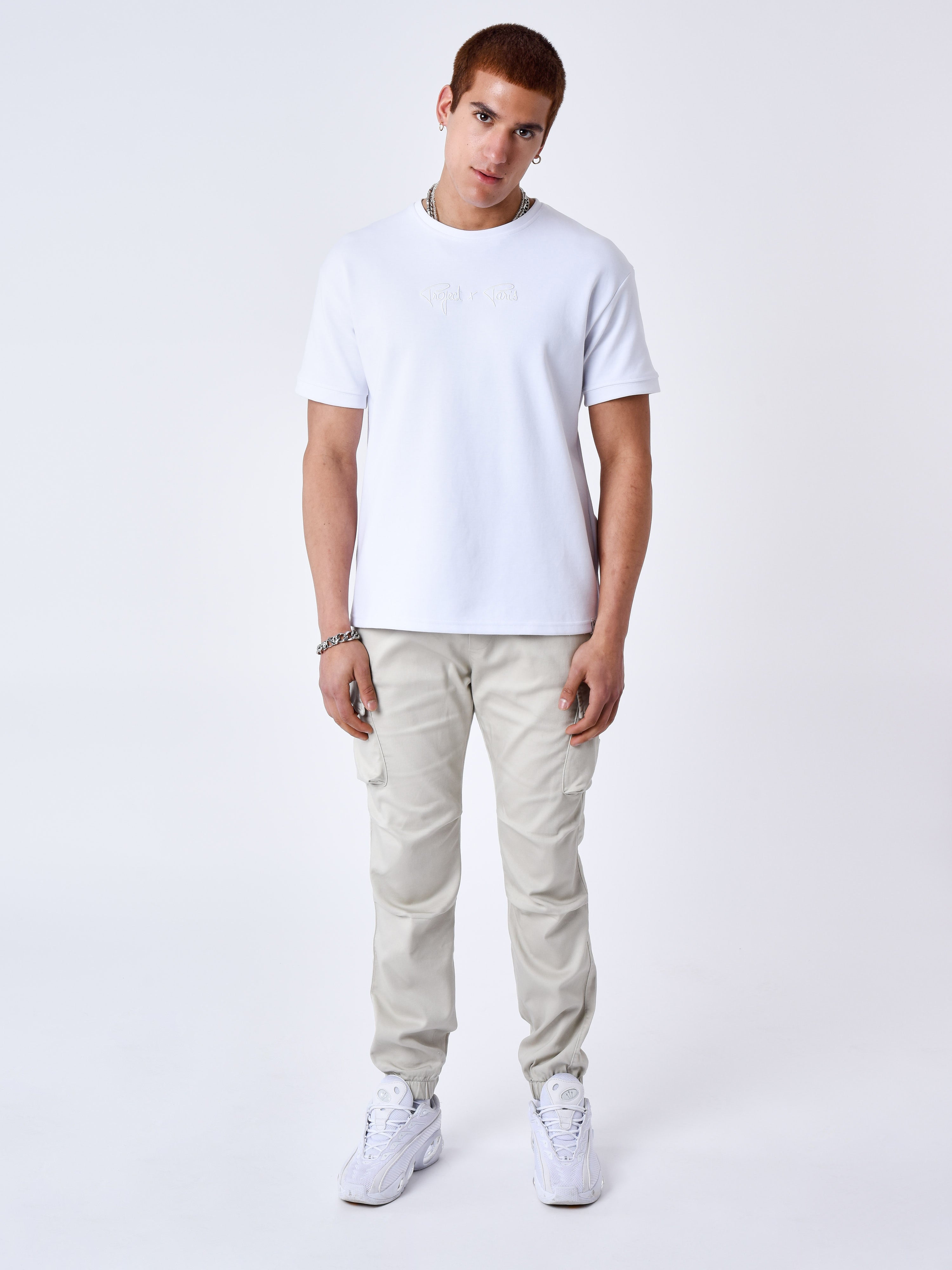 cargo-a-details-monogramme-gris-fume-modelshot