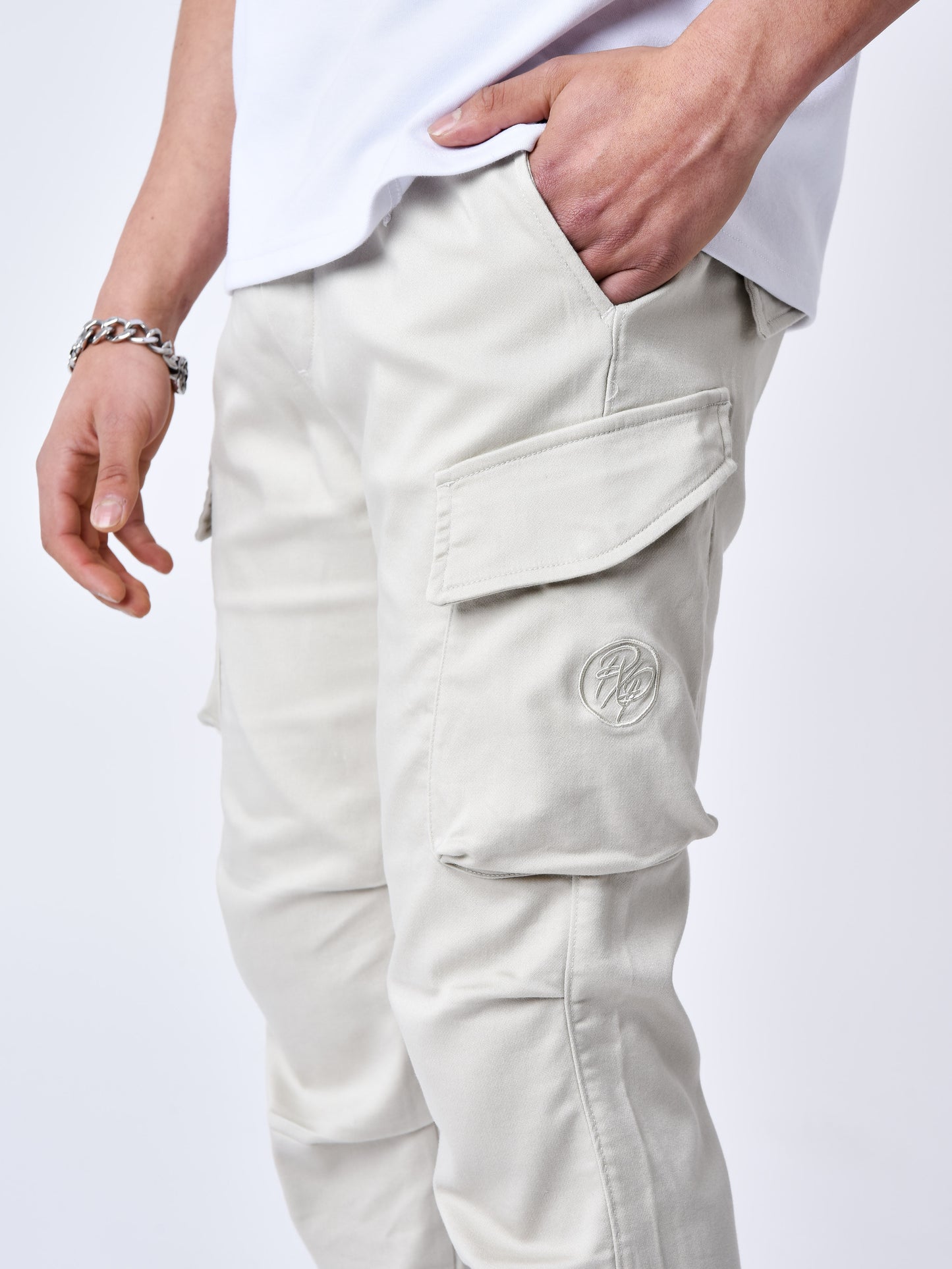 cargo-a-details-monogramme-gris-fume-modelshot