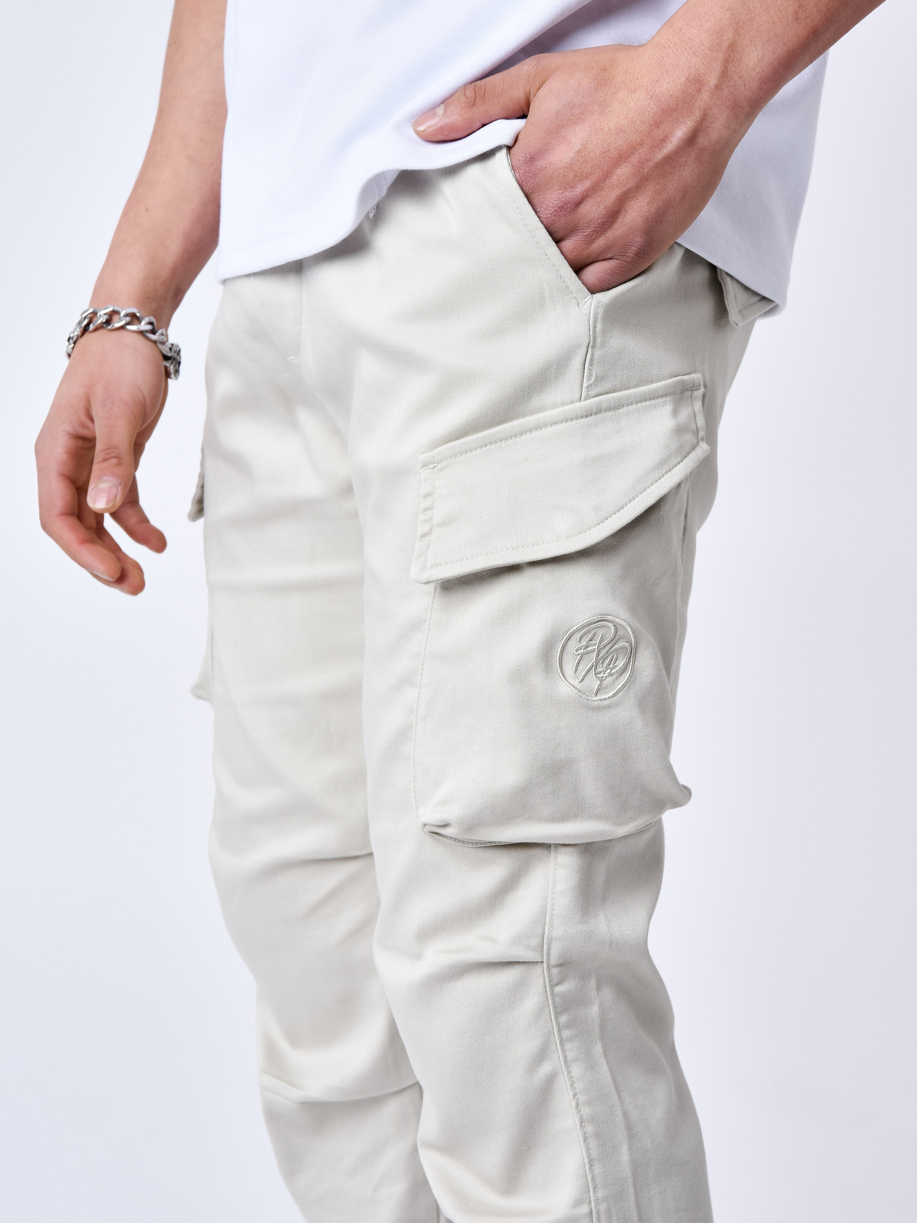 cargo-a-details-monogramme-gris-fume-modelshot