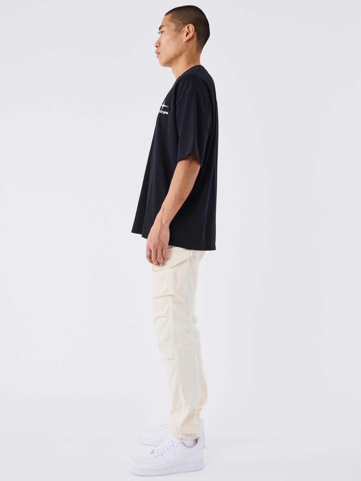 cargo-a-details-monogramme-craie-modelshot