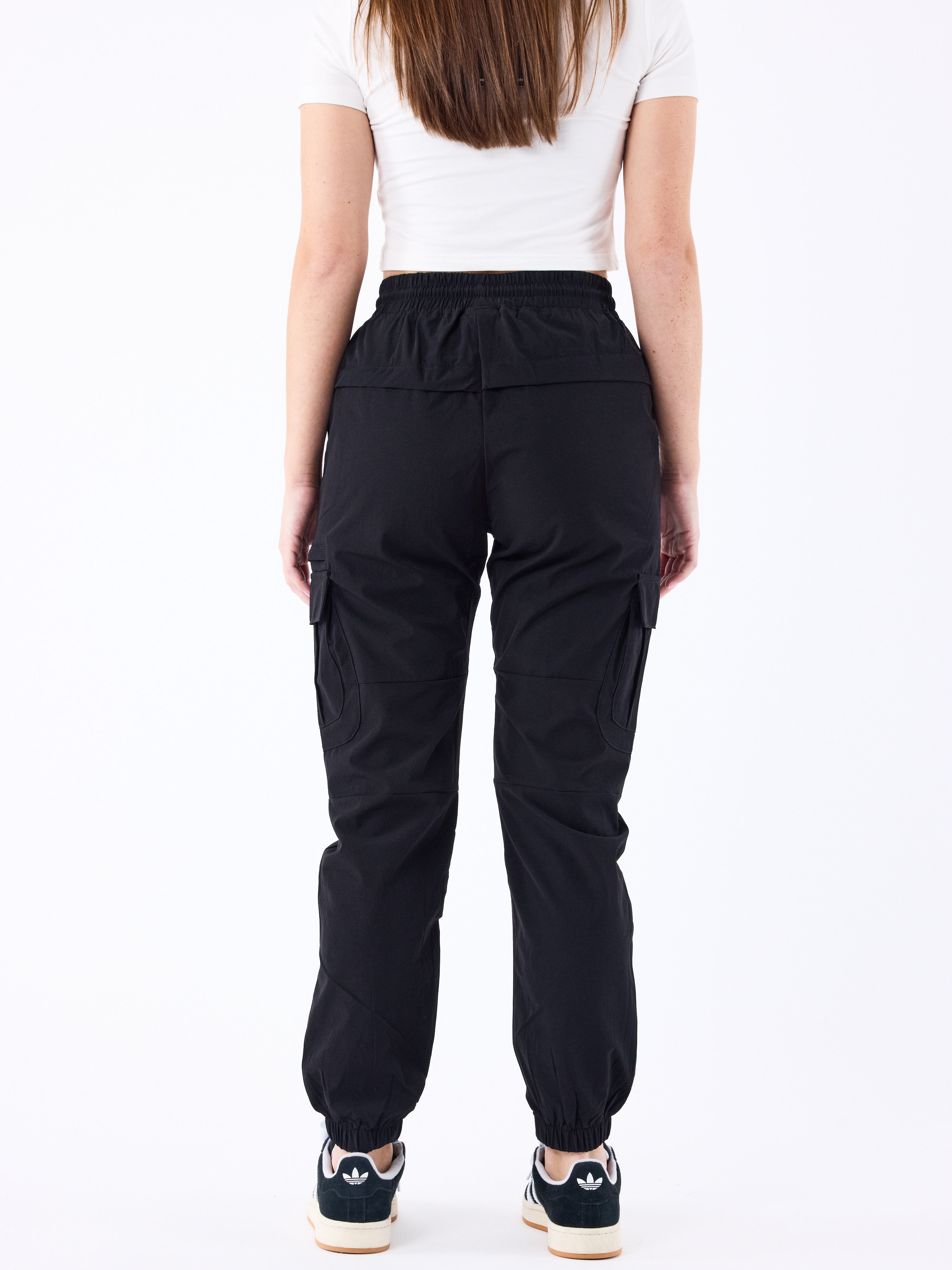 cargo-en-matiere-technique-5102-noir-modelshot