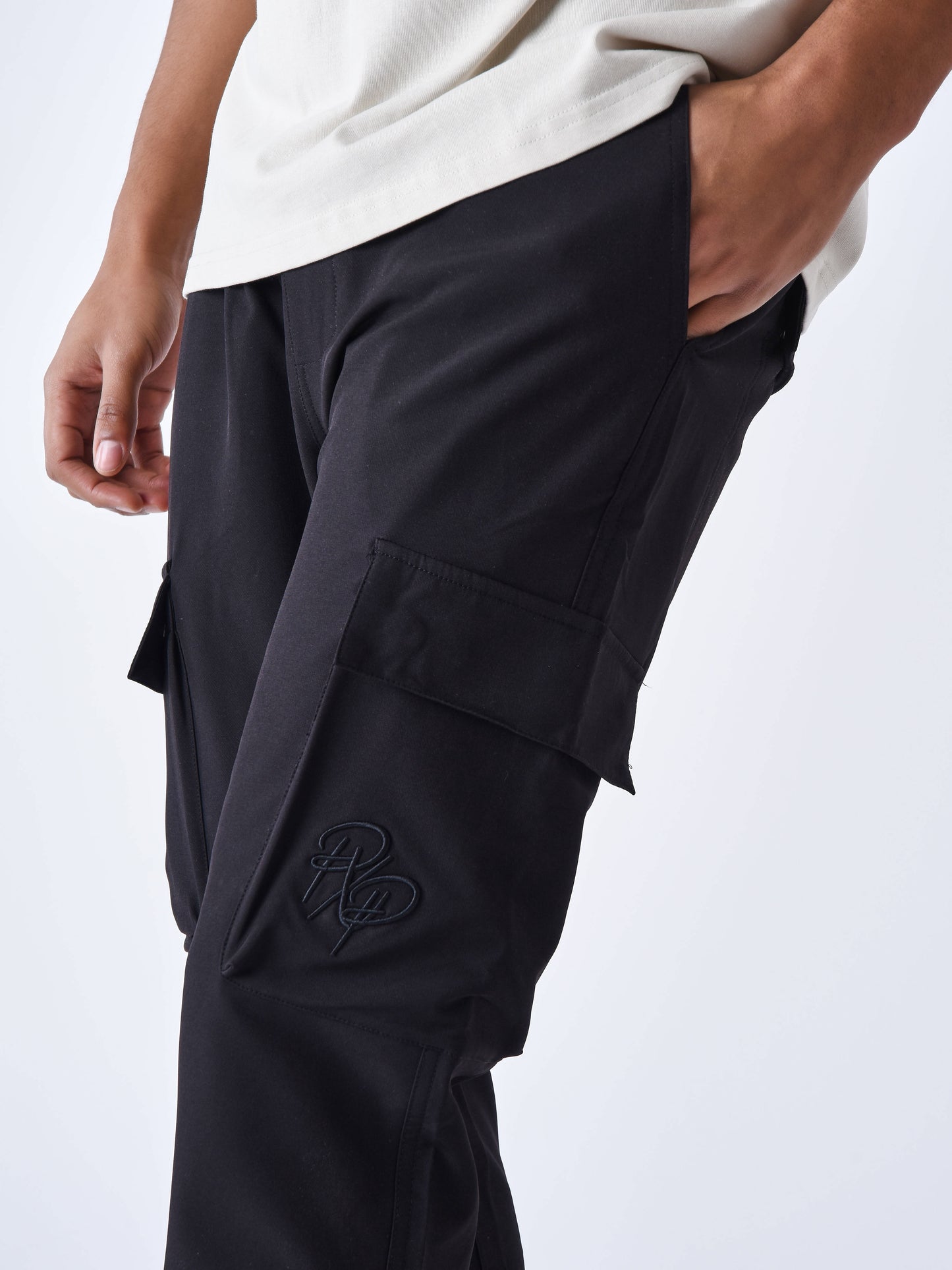 cargo-en-matiere-technique-noir