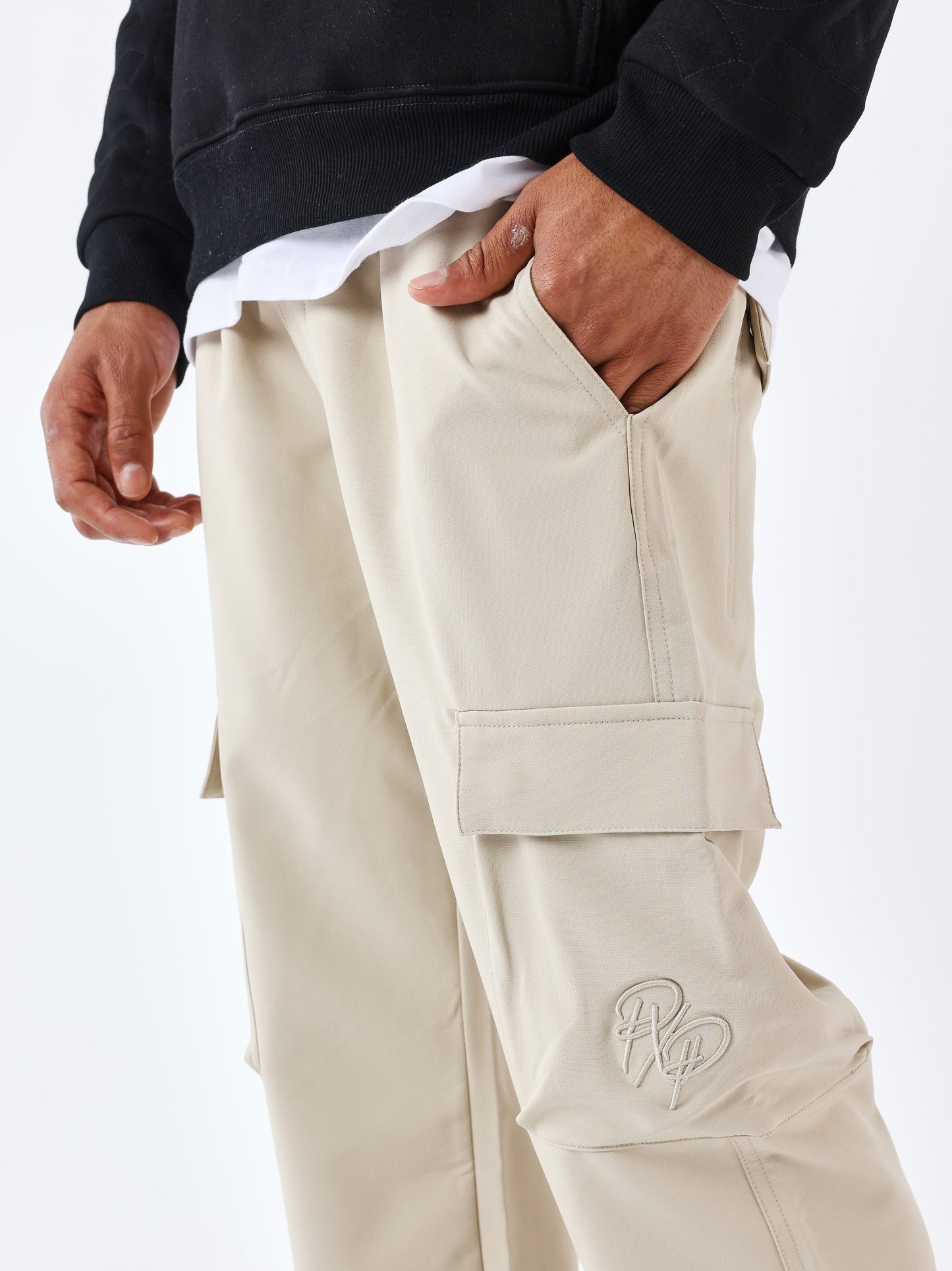 cargo-en-matiere-technique-beige