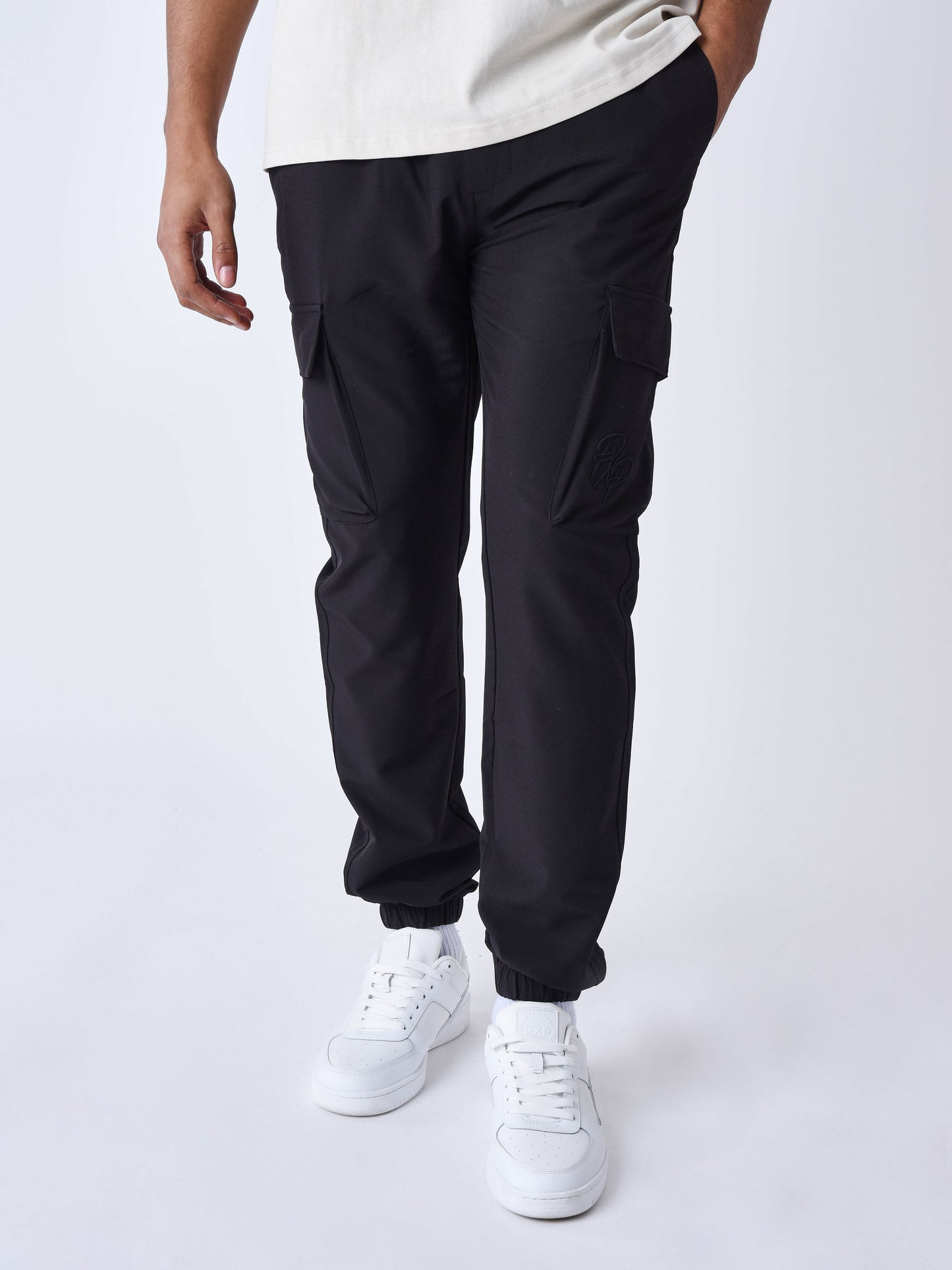 cargo-en-matiere-technique-noir