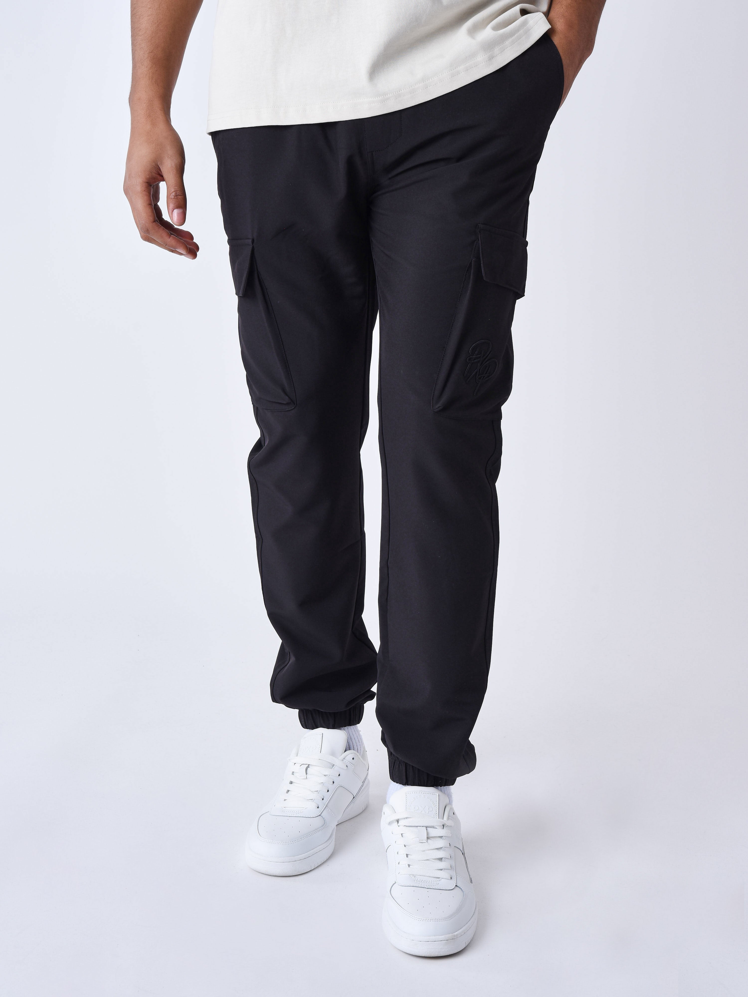 cargo-en-matiere-technique-noir