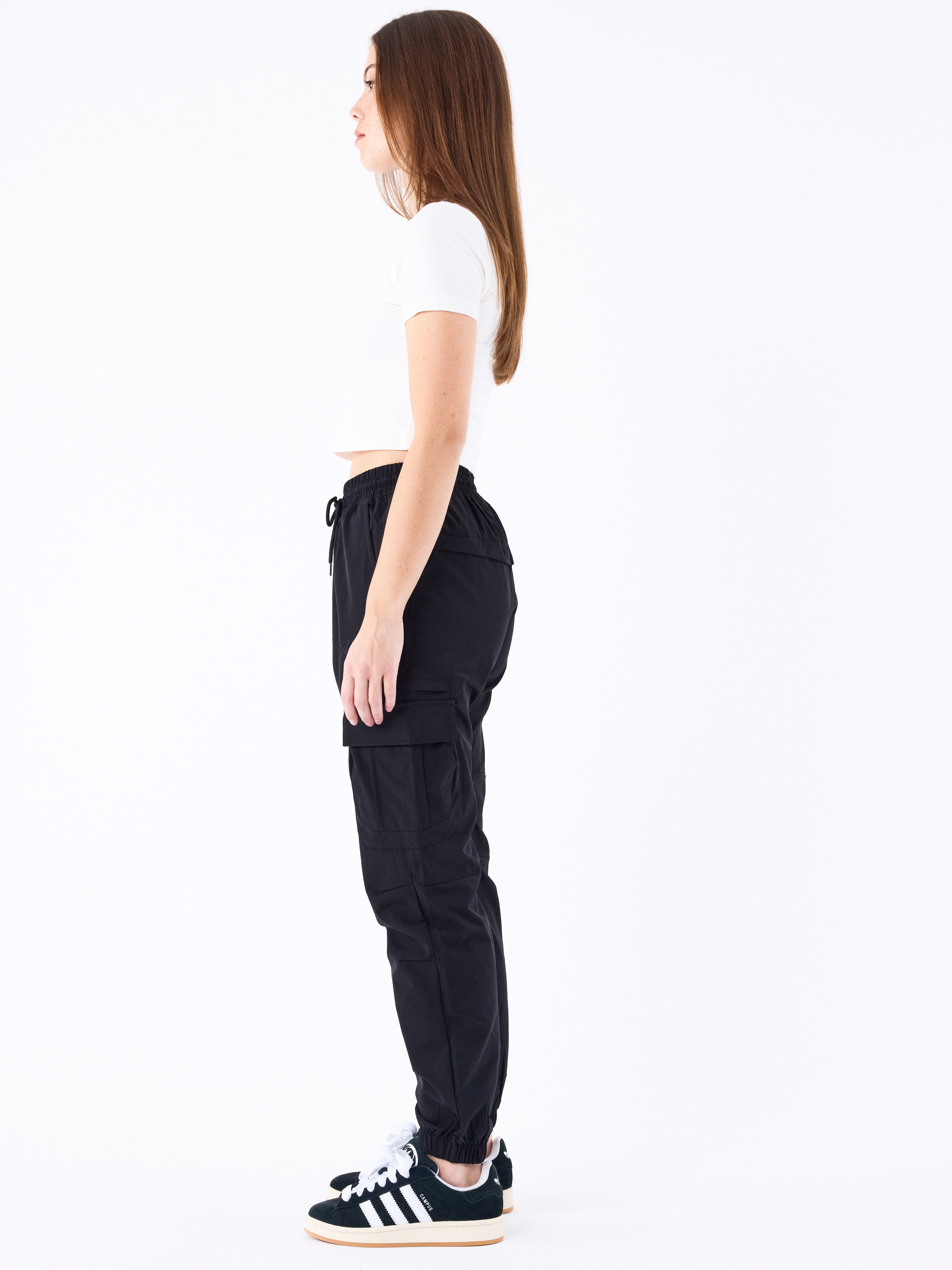 cargo-en-matiere-technique-5102-noir-modelshot
