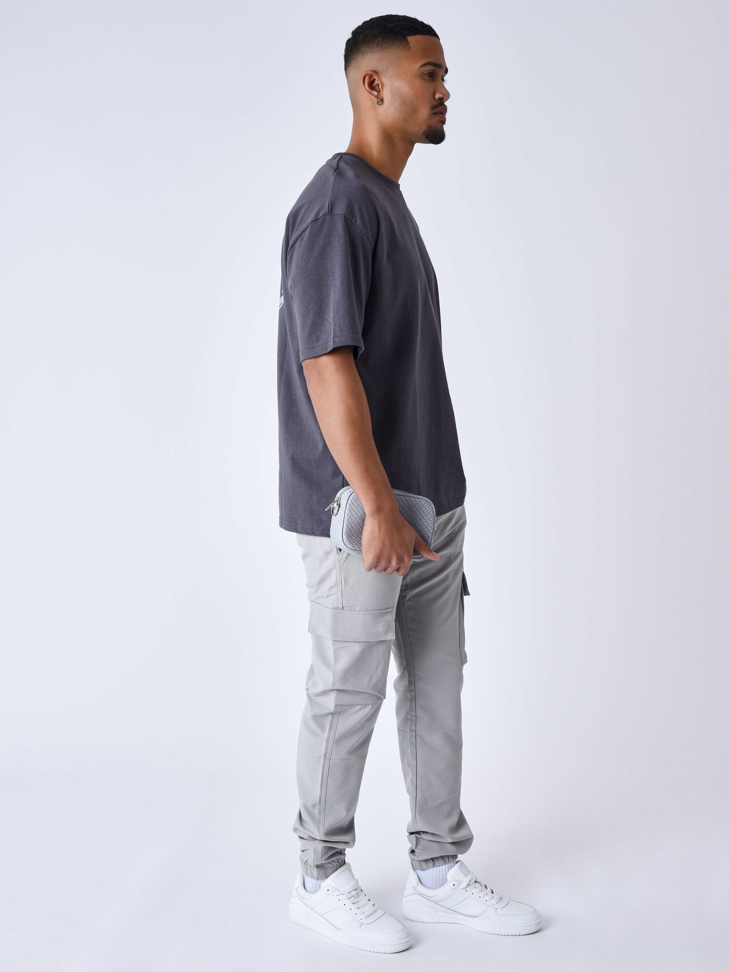 cargo-en-matiere-technique-gris-clair