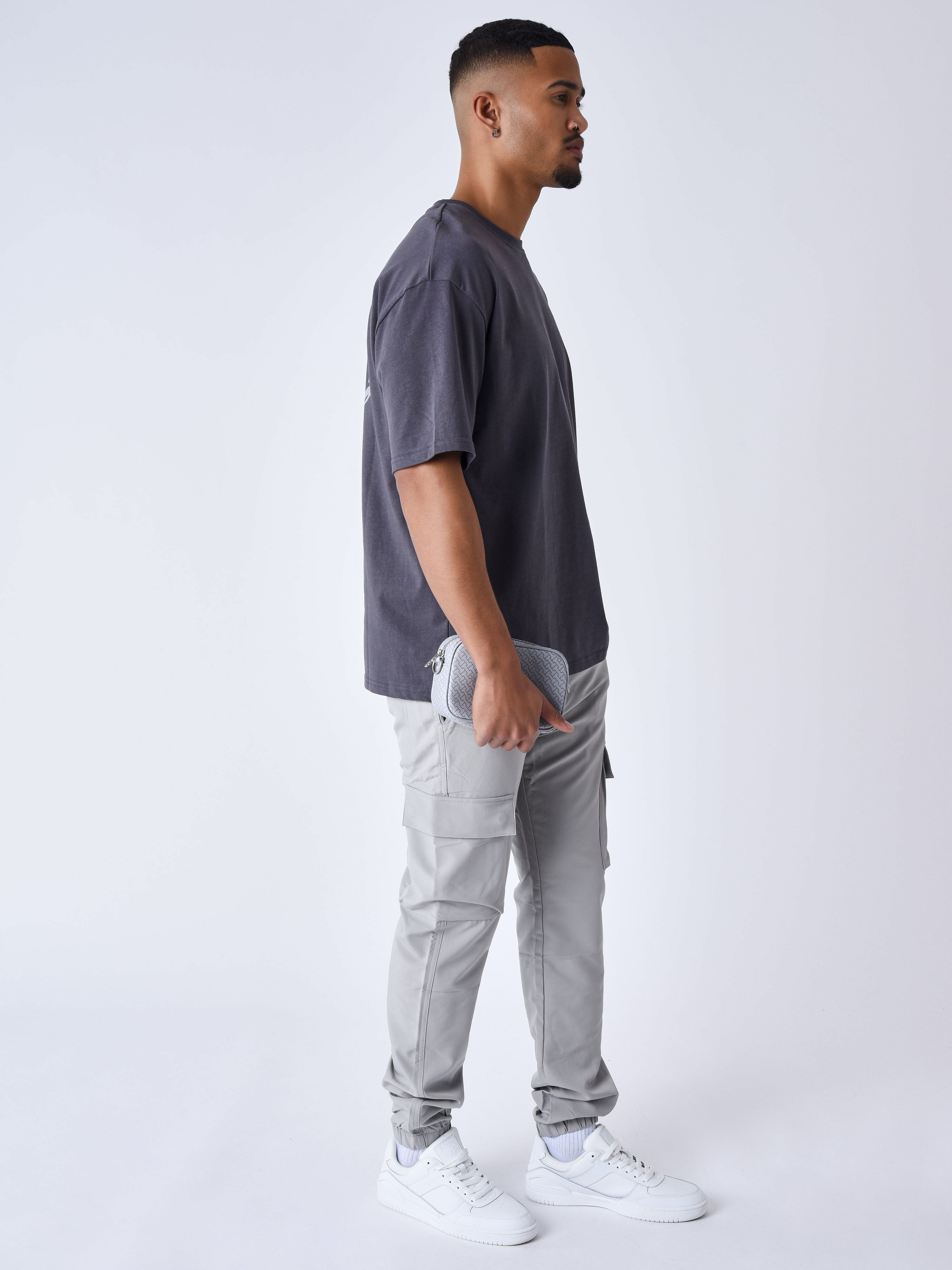 cargo-en-matiere-technique-gris-clair-modelshot