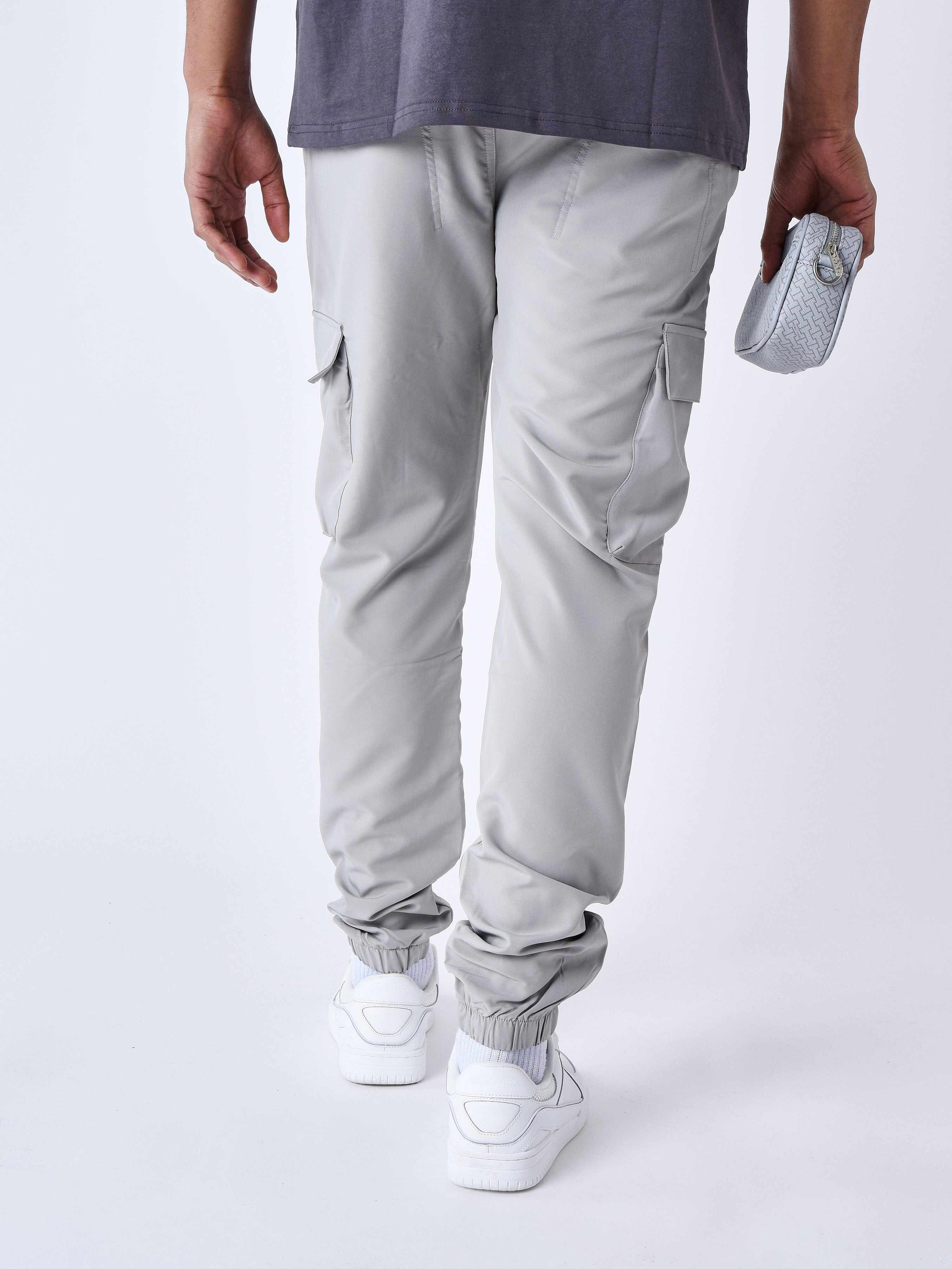 cargo-en-matiere-technique-gris-clair-modelshot
