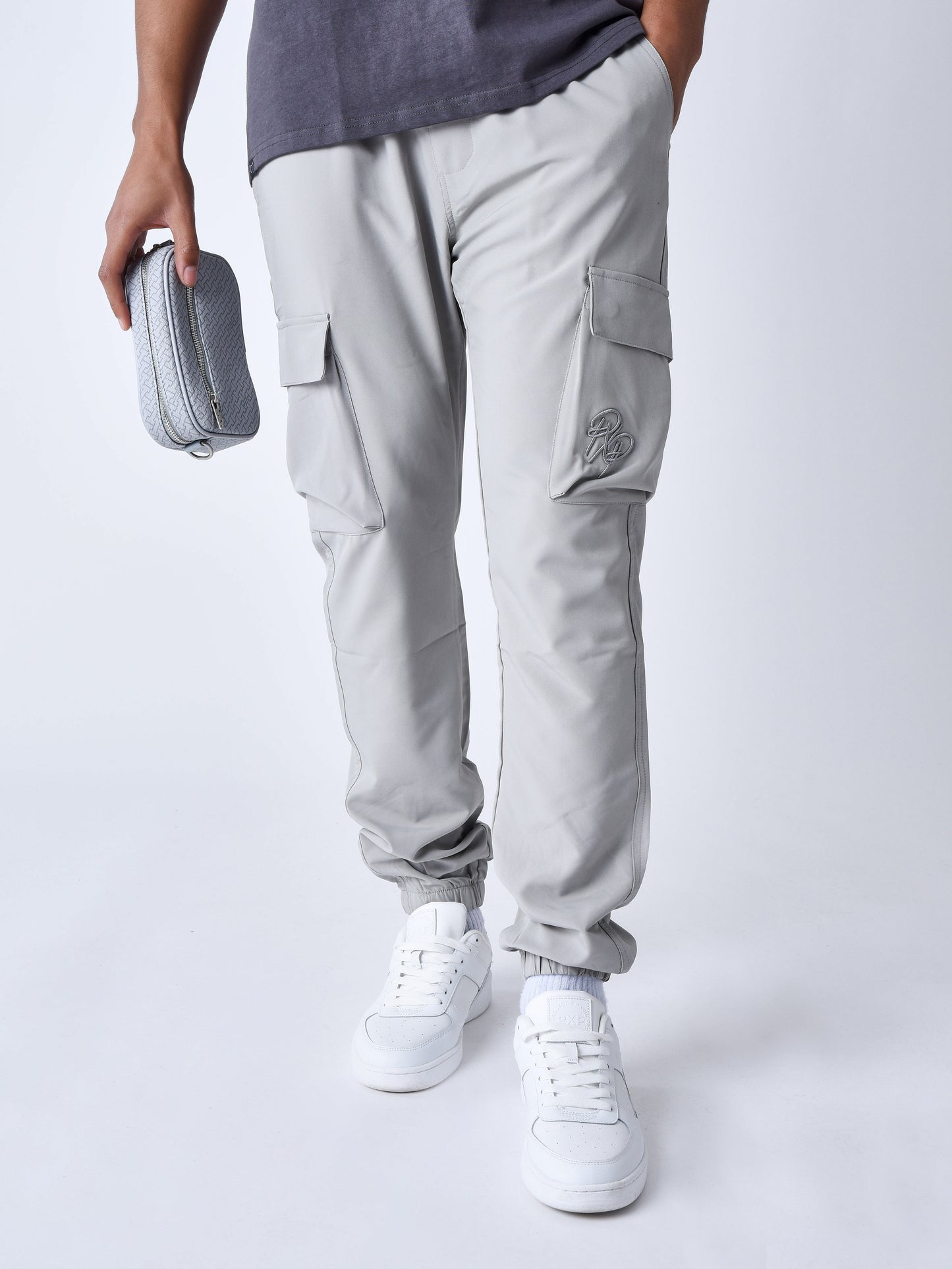 cargo-en-matiere-technique-gris-clair