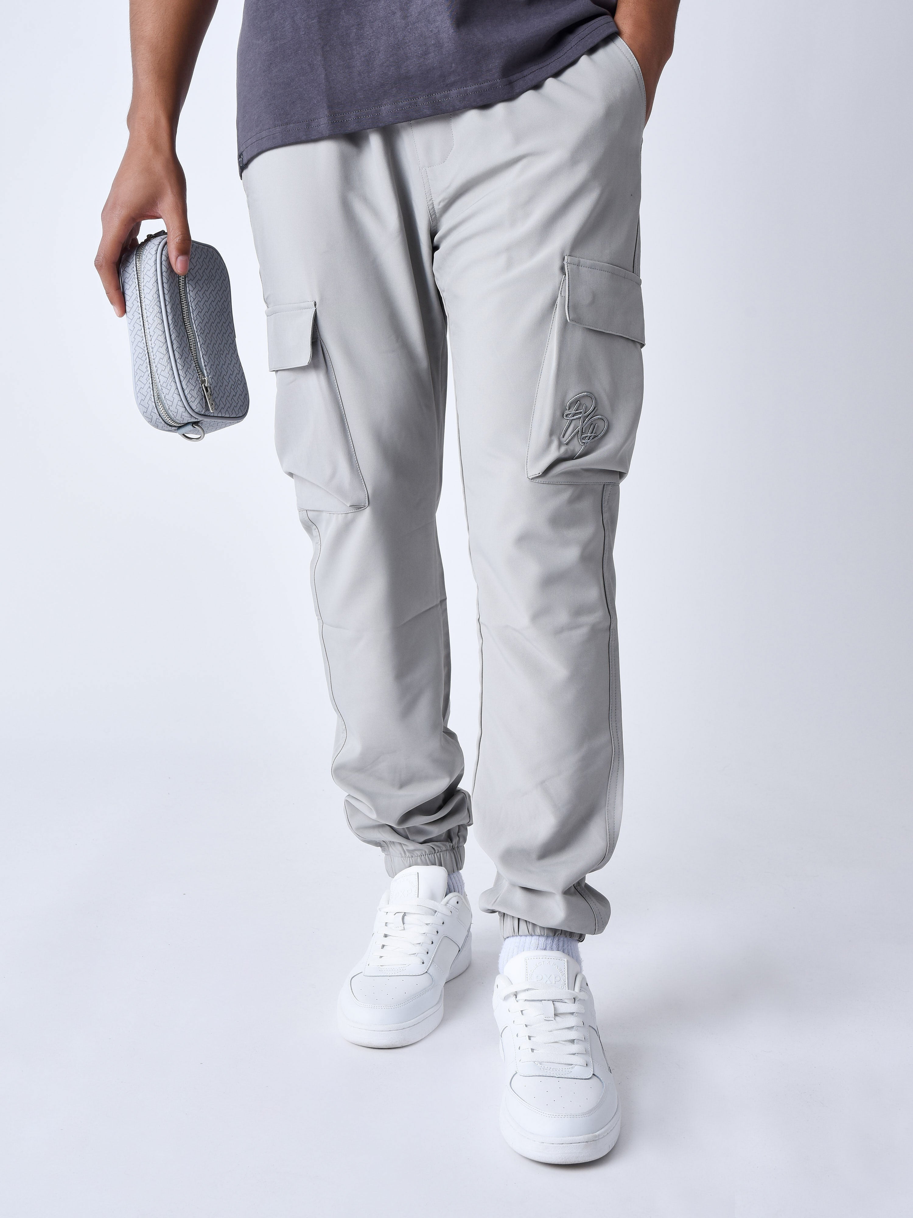 cargo-en-matiere-technique-gris-clair-modelshot