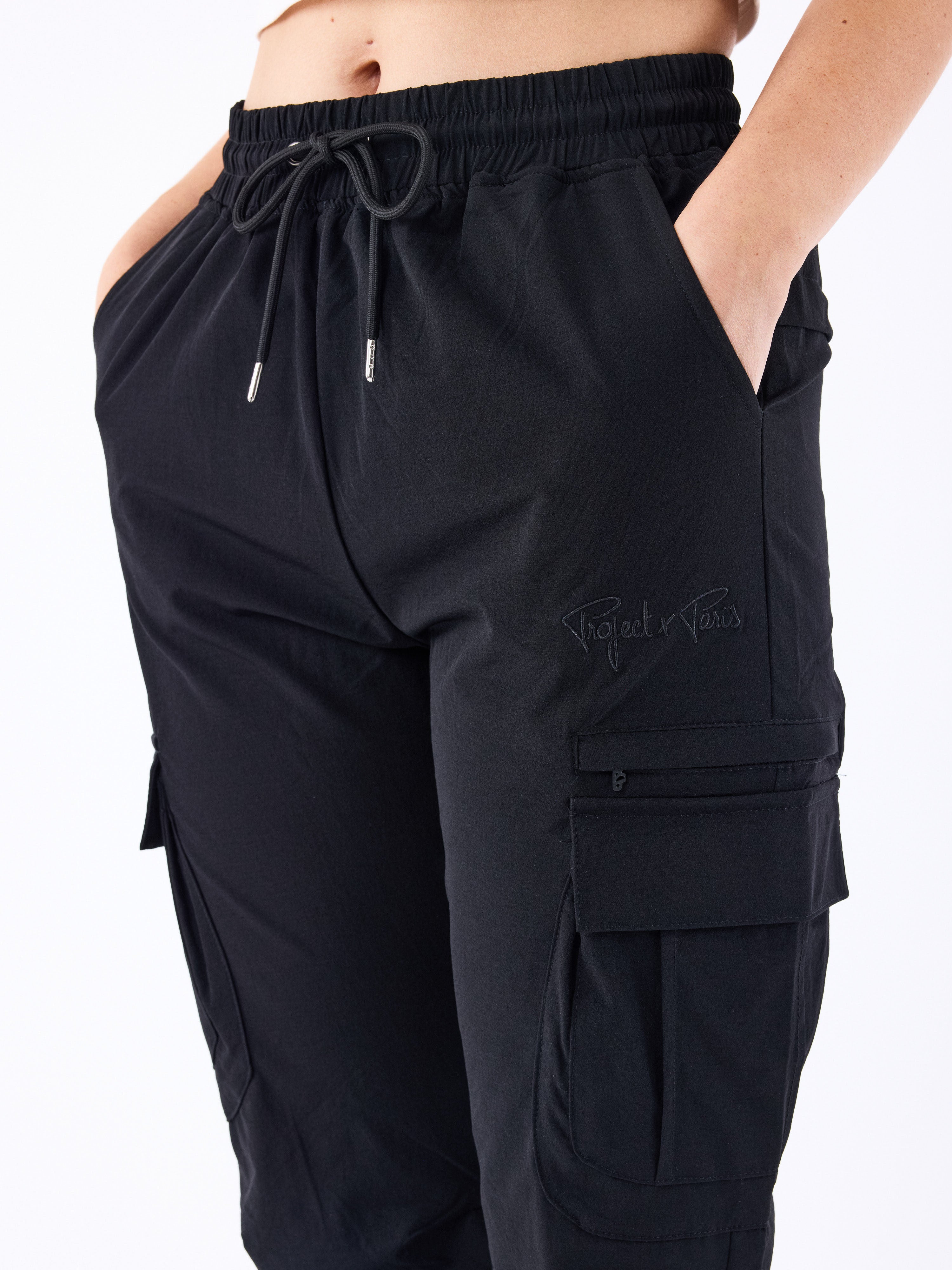 cargo-en-matiere-technique-5102-noir-modelshot