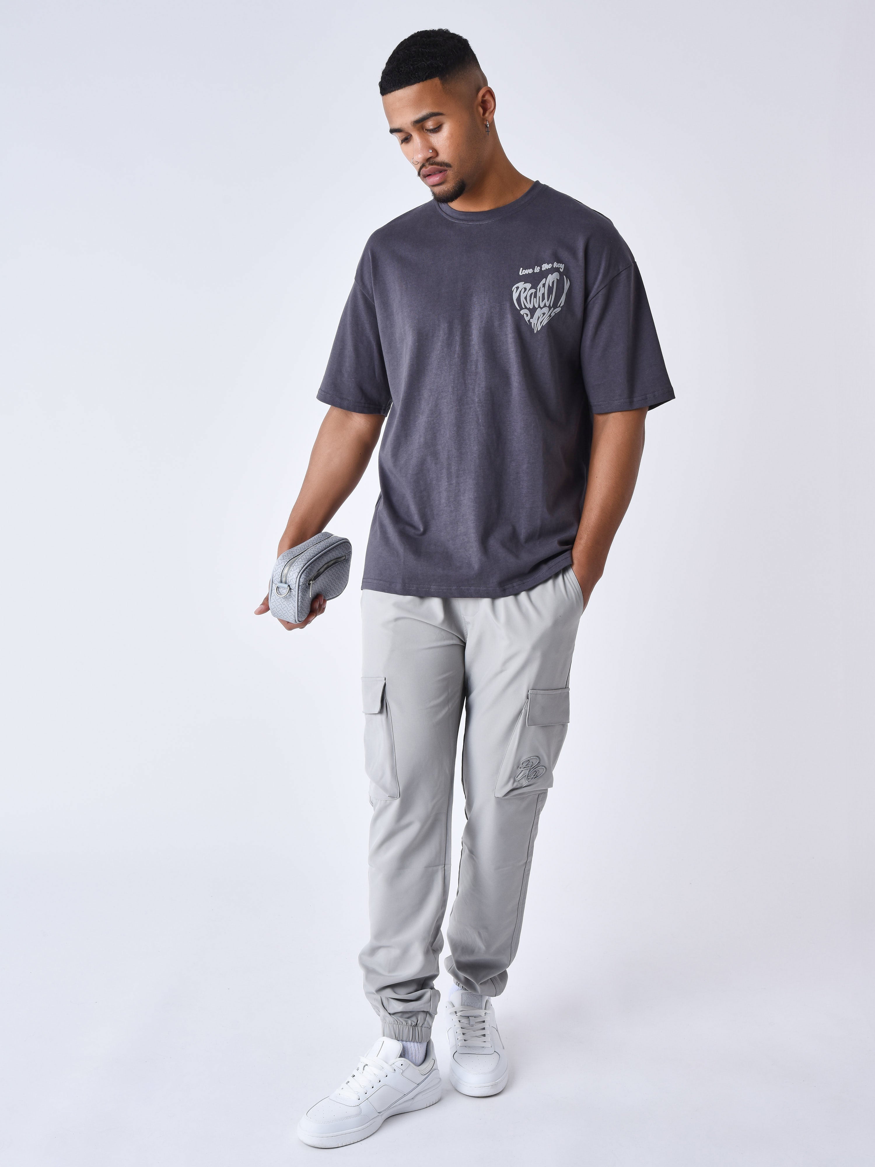 cargo-en-matiere-technique-gris-clair-modelshot