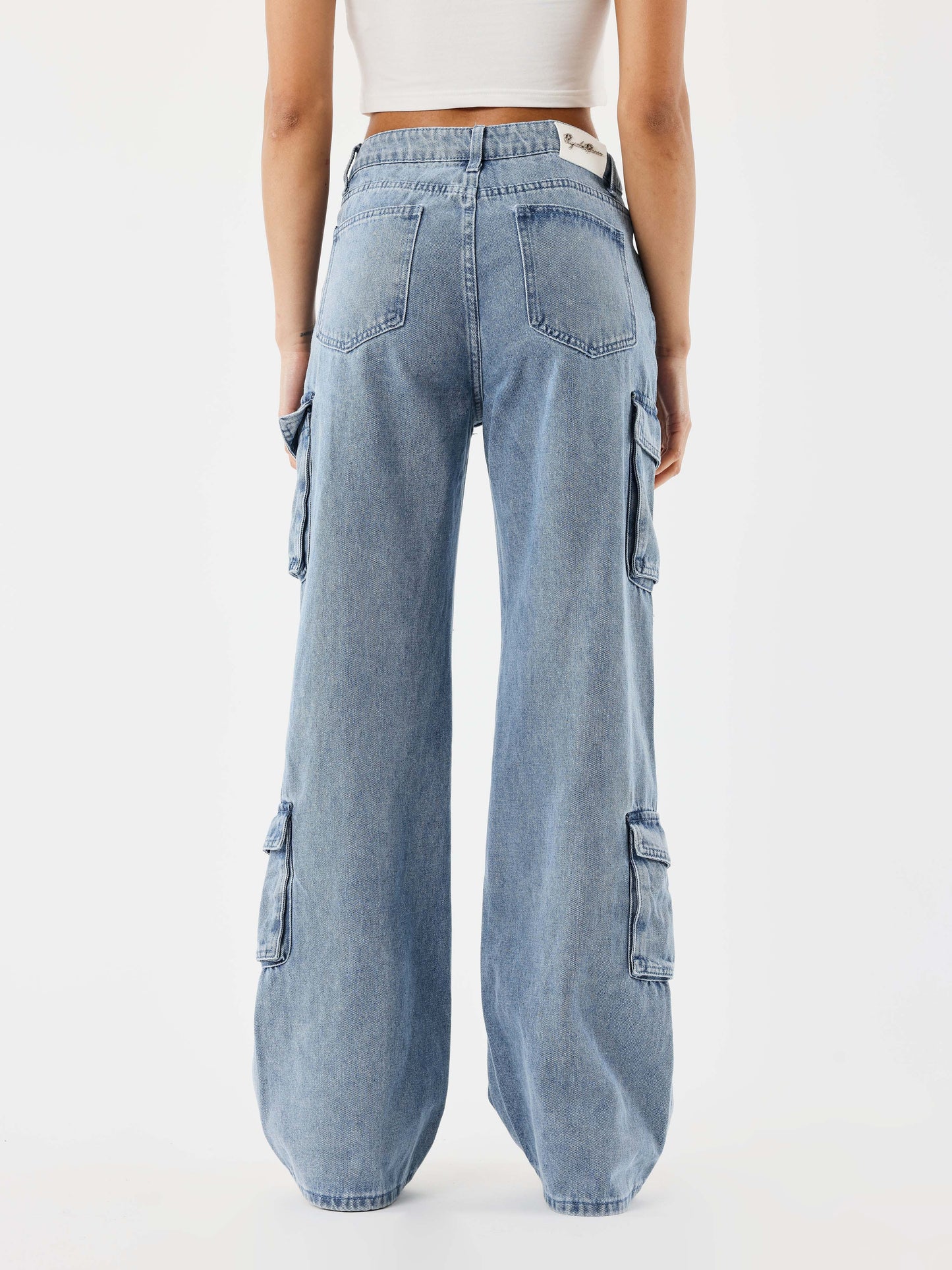 cargo-jeans-ample-bleu-modelshot