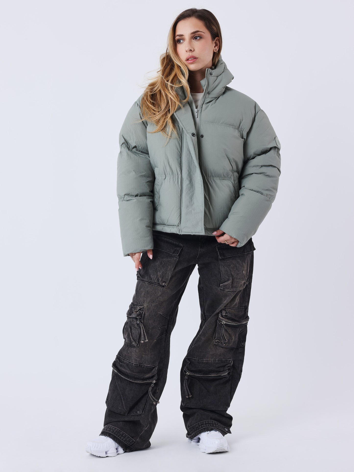 cargo-jeans-ample-5179-noir-modelshot