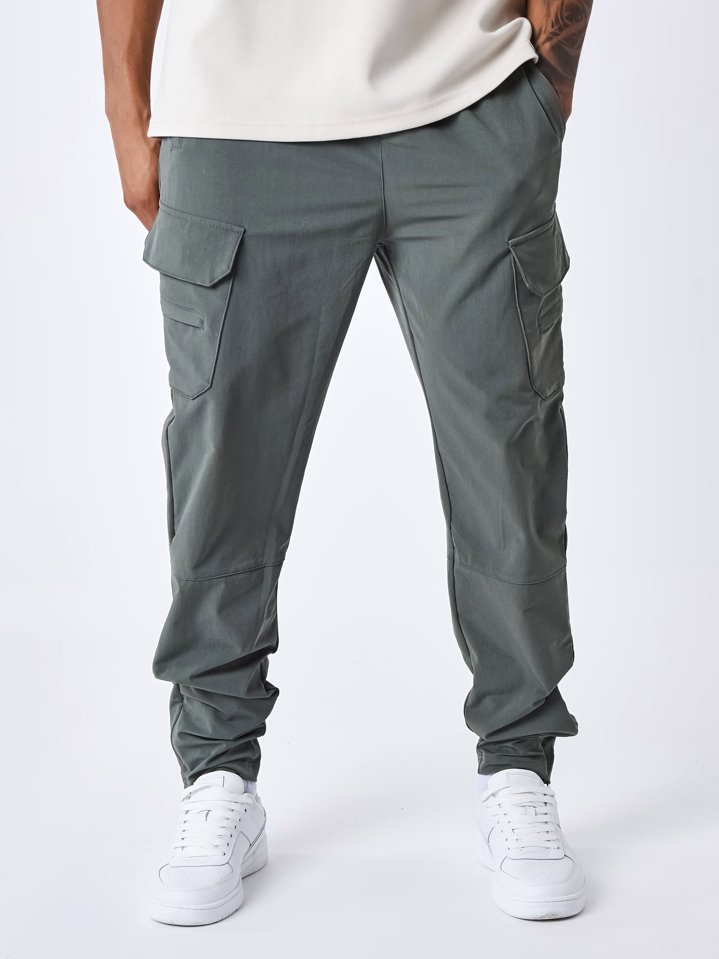 cargo-multi-poches-technique-olive-fonce-modelshot