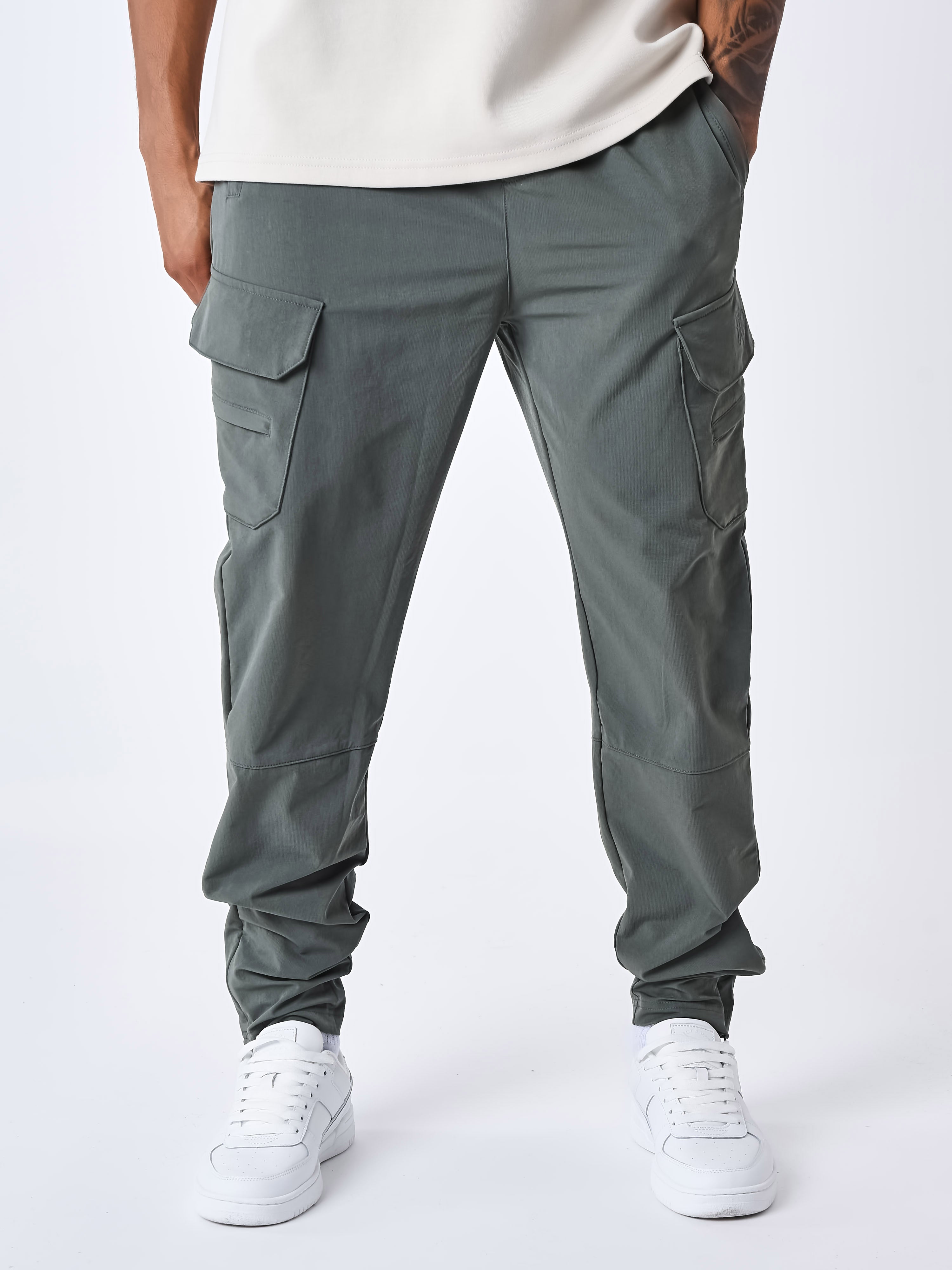 cargo-multi-poches-technique-olive-fonce-modelshot