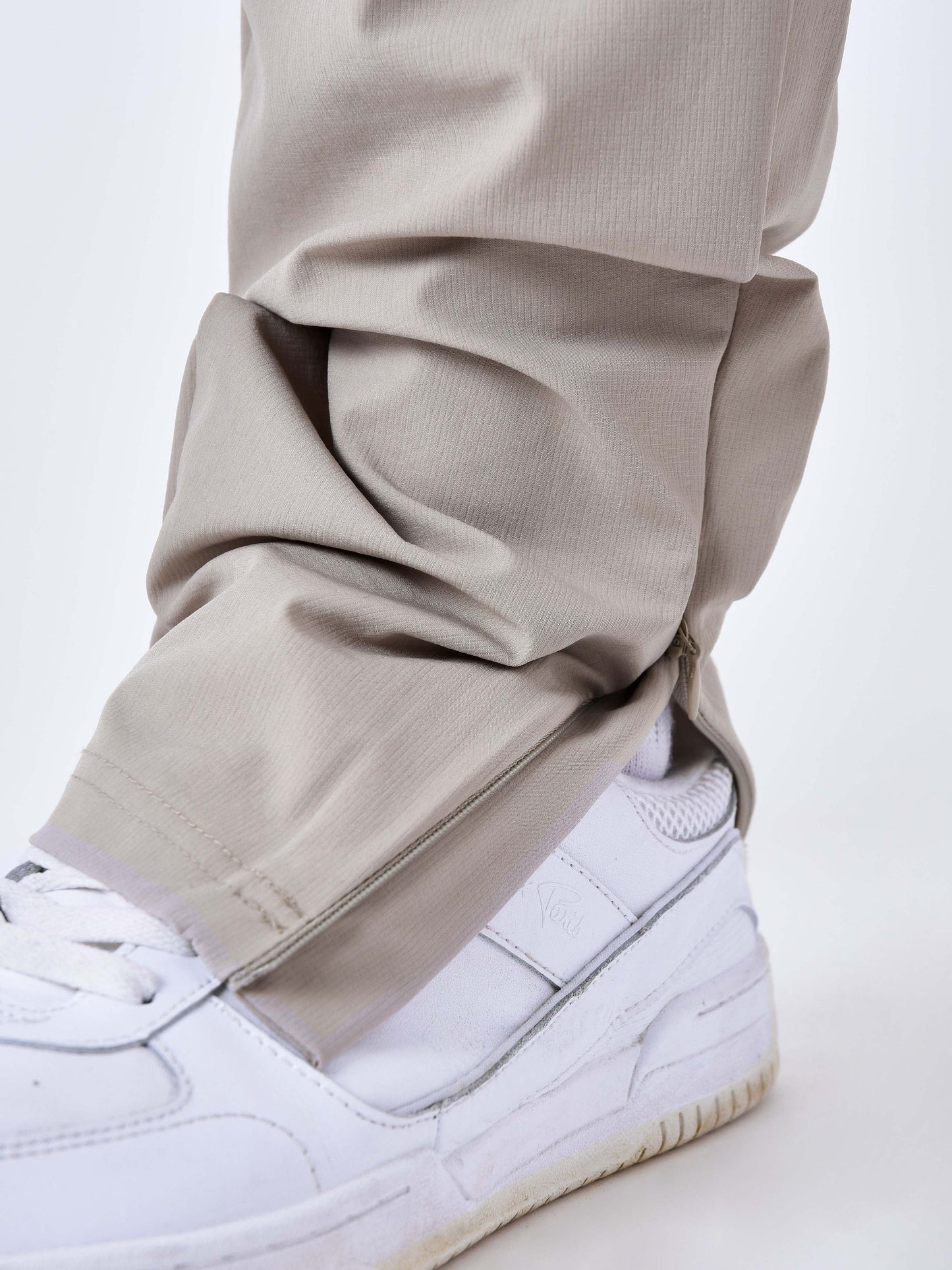 cargo-multi-poches-technique-greige-detailshot
