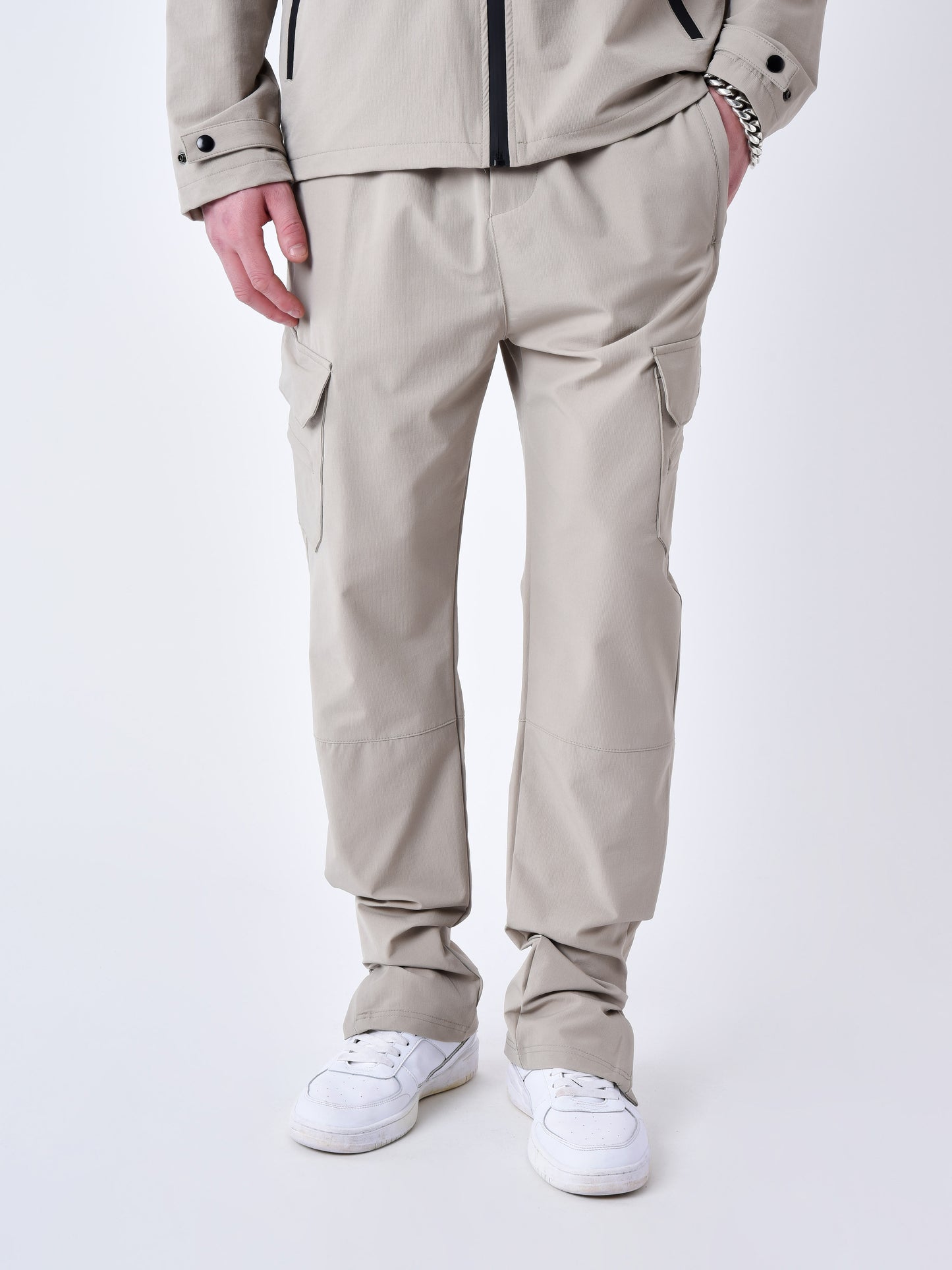 cargo-multi-poches-technique-greige-modelshot