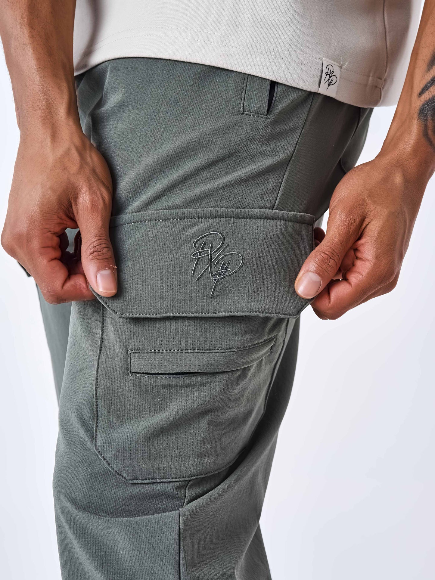 cargo-multi-poches-technique-olive-fonce-detailshot