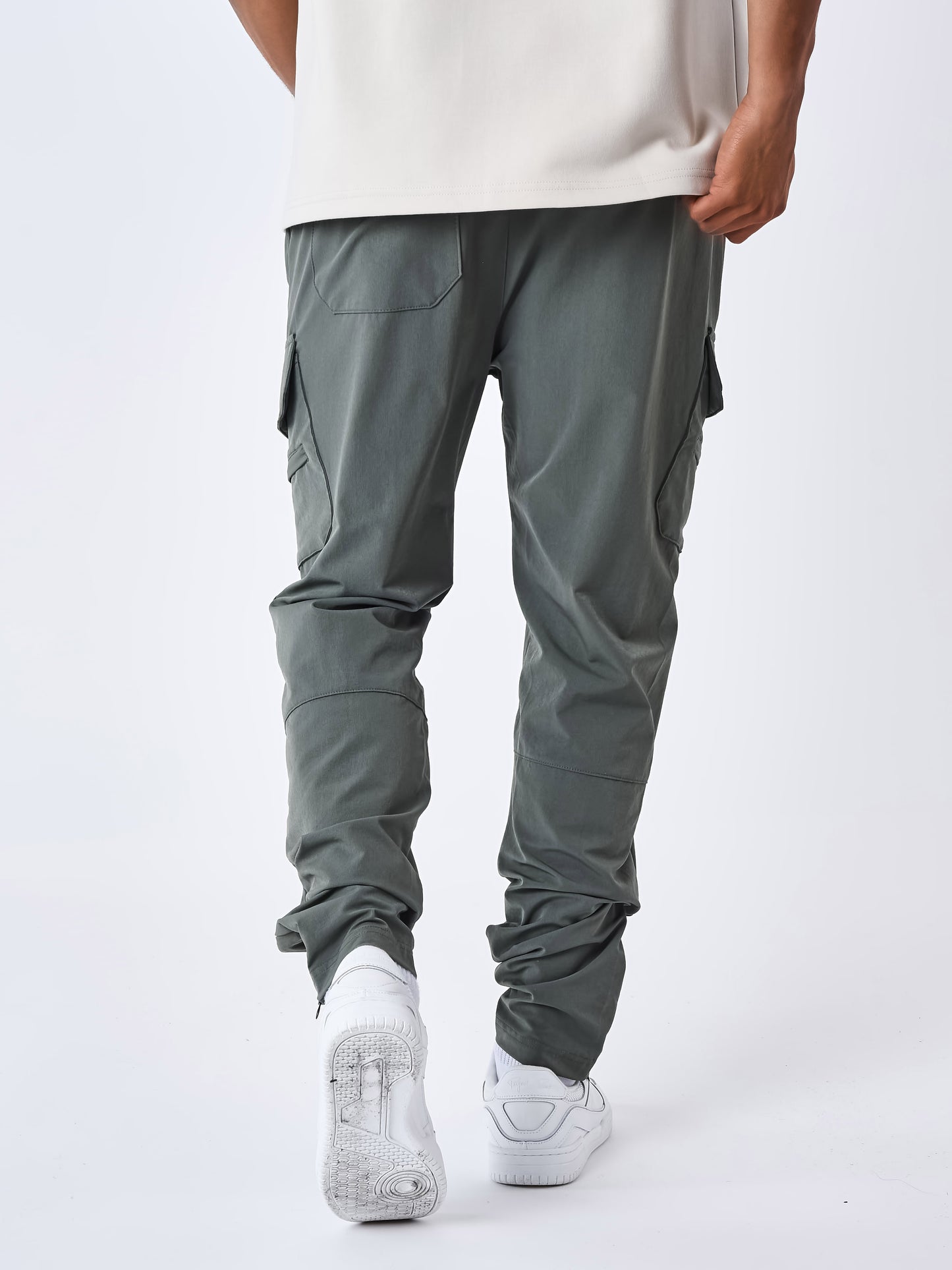 cargo-multi-poches-technique-olive-fonce-modelshot